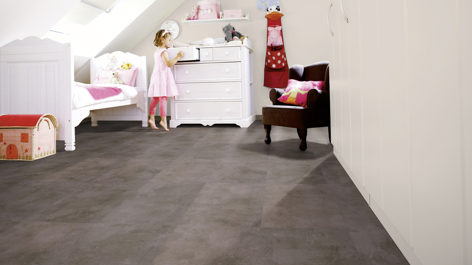 Milieubild Kinderzimmer mit weißer Kommode - wineo PL319R