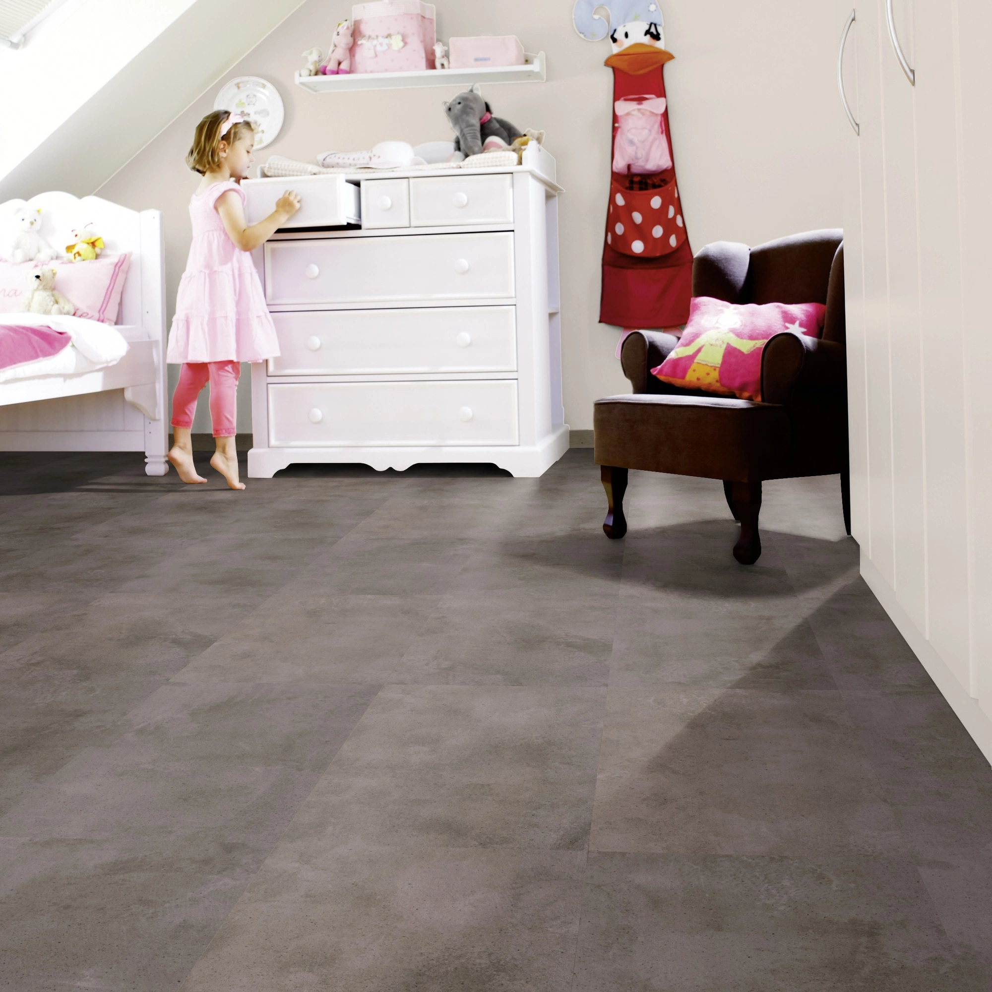 Milieubild Kinderzimmer mit weißer Kommode - wineo Klebe-Bioboden PURLINE wineo 1000 stone L Urban Concrete Steel Milieubild Kinderzimmer mit weißer Kommode - wineo PL319R
