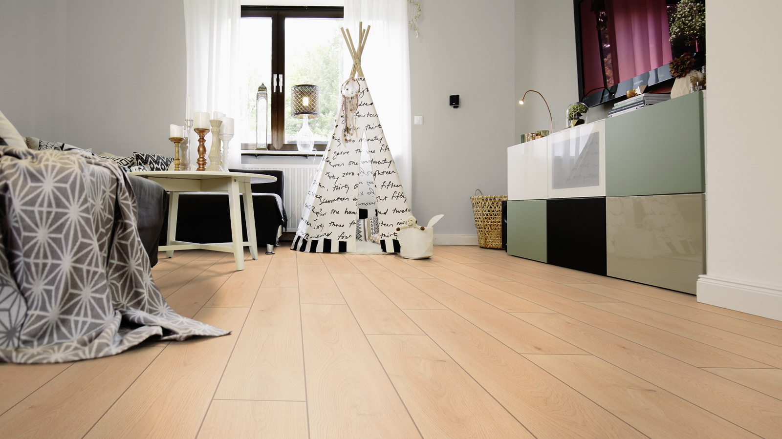 Milieubild Wohnzimmer mit Sideboard und Fernseher - wineo PLC310R
