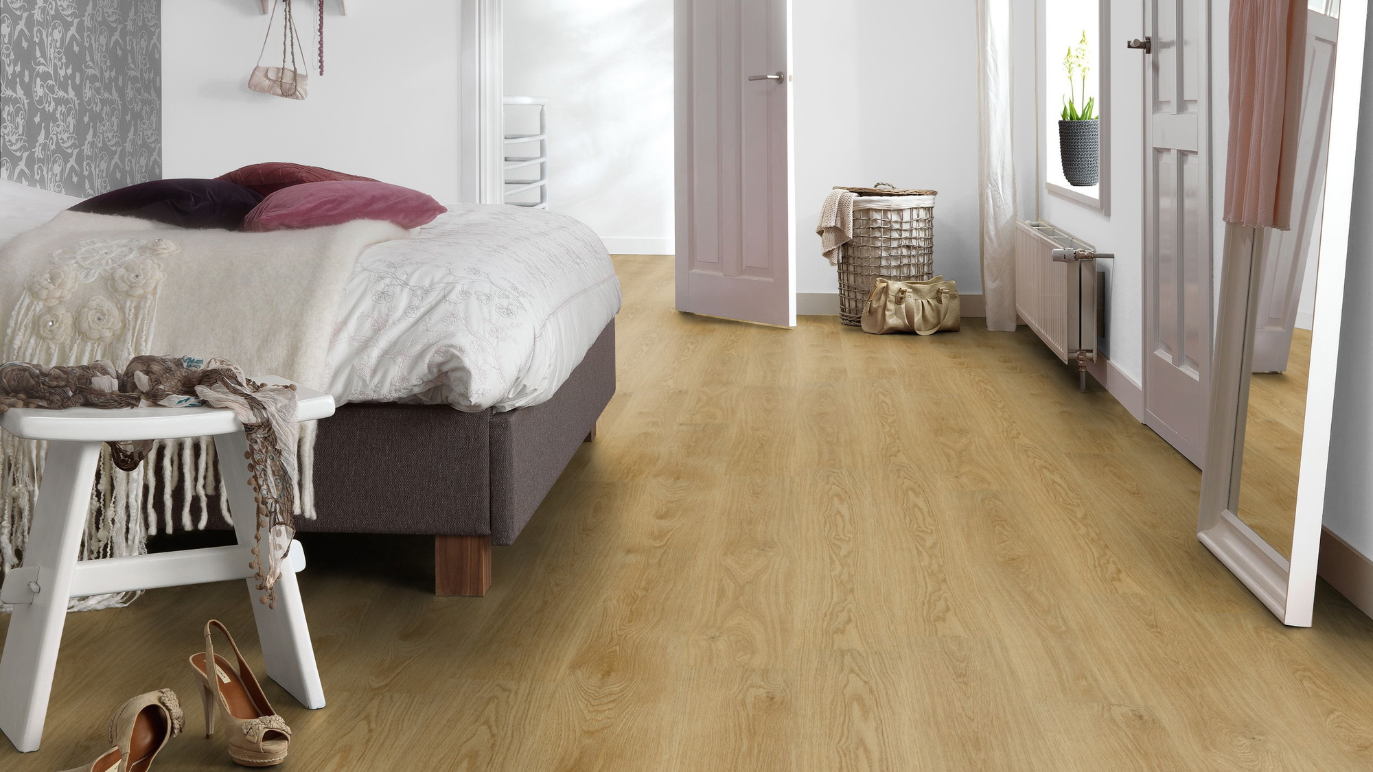 Milieubild Schlafzimmer mit Hocker - Forbo Flooring Klebe-Vinyl Enduro Dryback Wood Pure Oak Milieubild Schlafzimmer mit Hocker - Forbo Flooring 217620