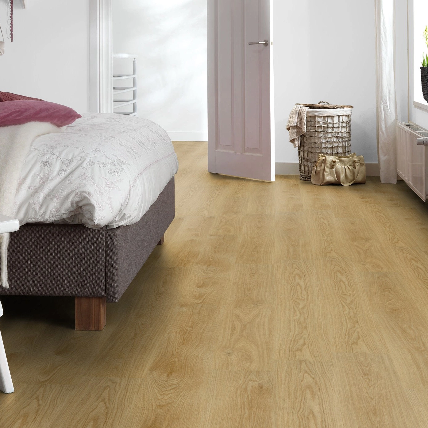 Milieubild Schlafzimmer mit Hocker - Forbo Flooring Klebe-Vinyl Enduro Dryback Wood Pure Oak Milieubild Schlafzimmer mit Hocker - Forbo Flooring 217620