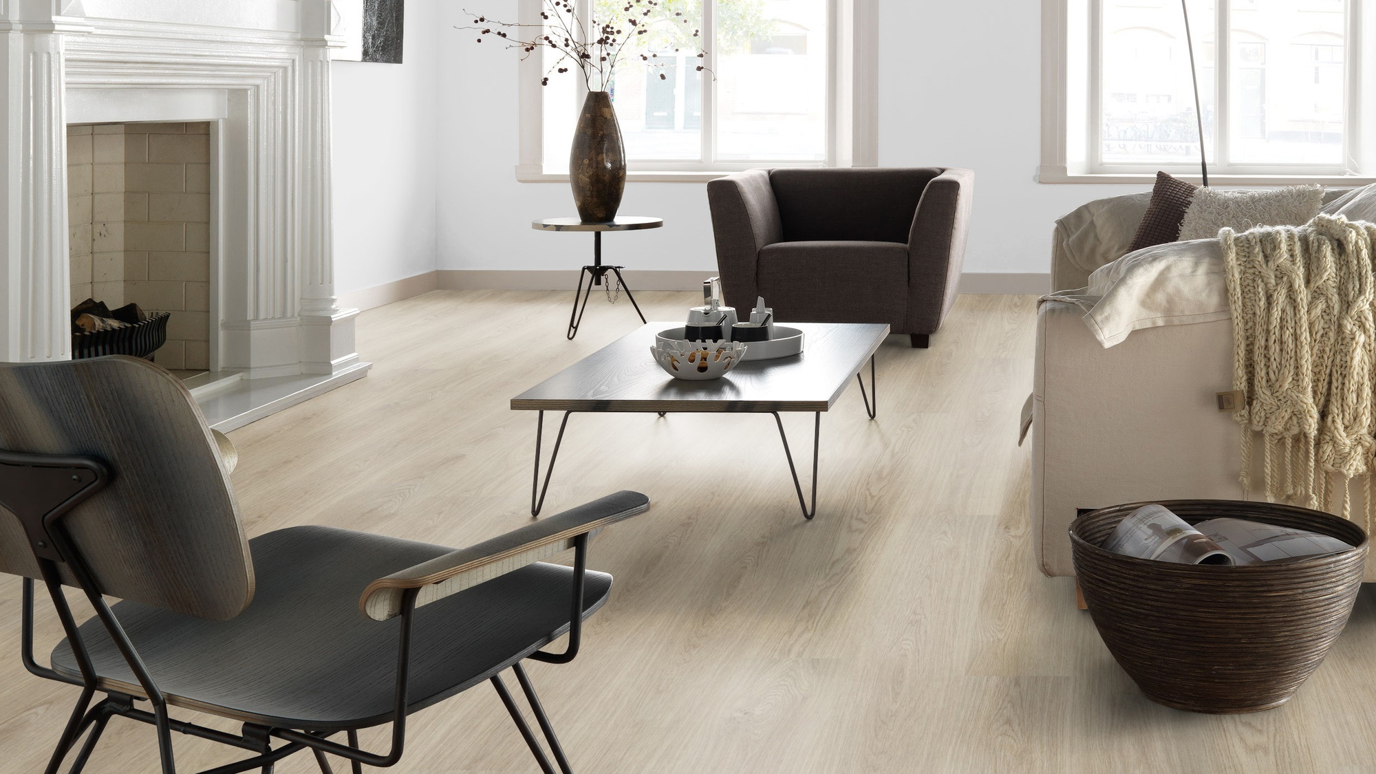 Milieubild Altbau-Wohnzimmer mit Kamin - Forbo Flooring Klebe-Vinyl Enduro Dryback Wood Washed Oak Milieubild Altbau-Wohnzimmer mit Kamin - Forbo Flooring 217618