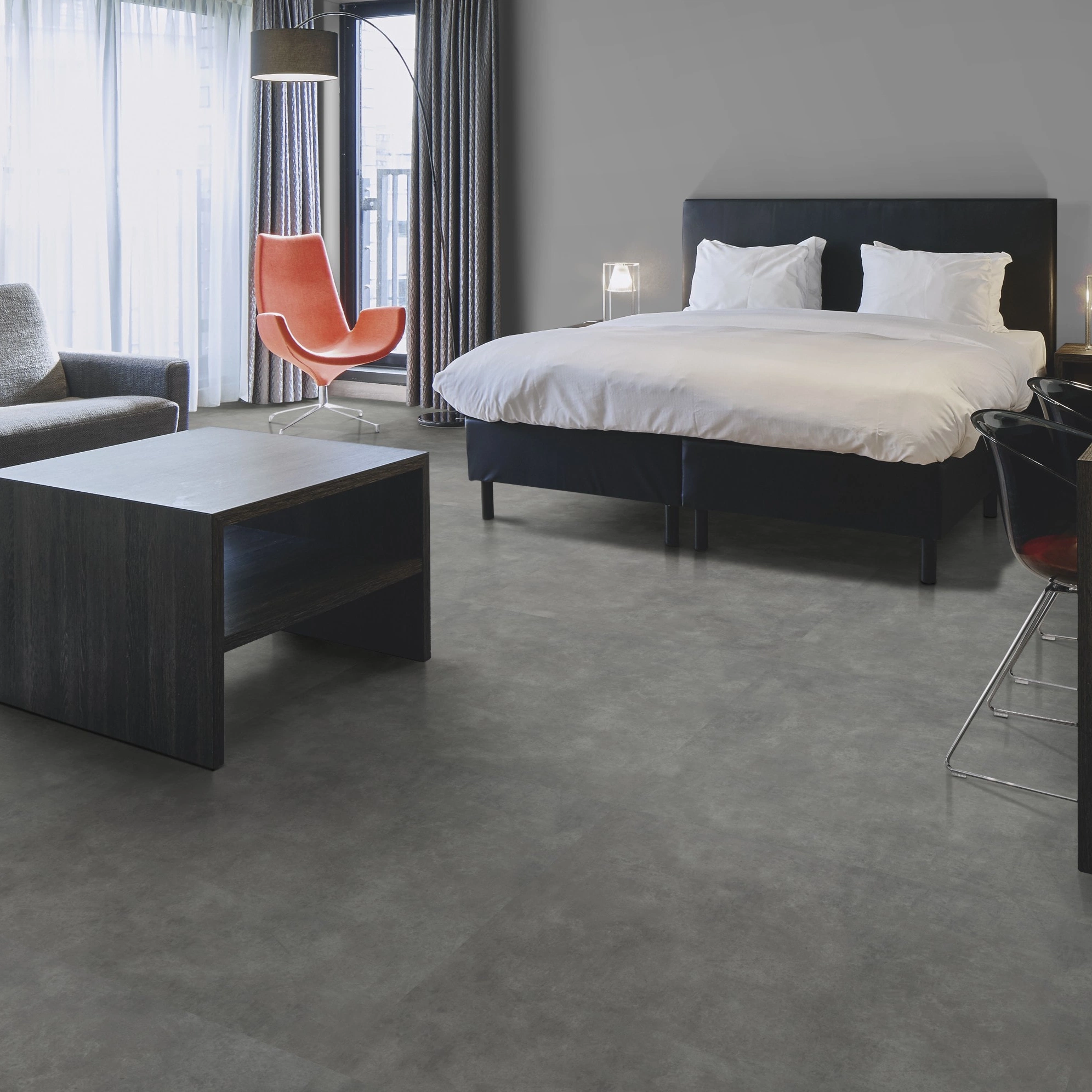 Milieubild Hotelzimmer mit Kingsize-Bett - Forbo Flooring Klebe-Vinyl Allura Dryback 0.55 Material Natural Concrete Milieubild Hotelzimmer mit Kingsize-Bett - Forbo Flooring 220179