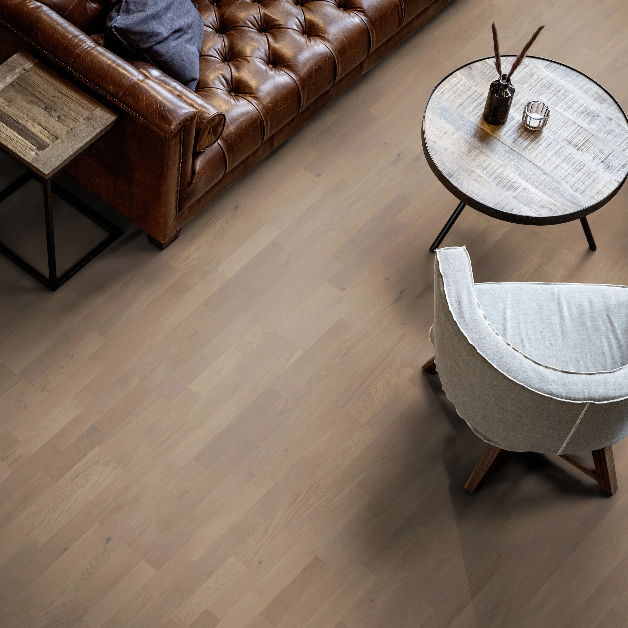 Milieubild Wohnzimmer mit Ledersofa - Blick von oben - ter Hürne Parkett Tailored Collection Eiche Bacchus Milieubild Wohnzimmer mit Ledersofa - Blick von oben - ter Hürne 1101312510