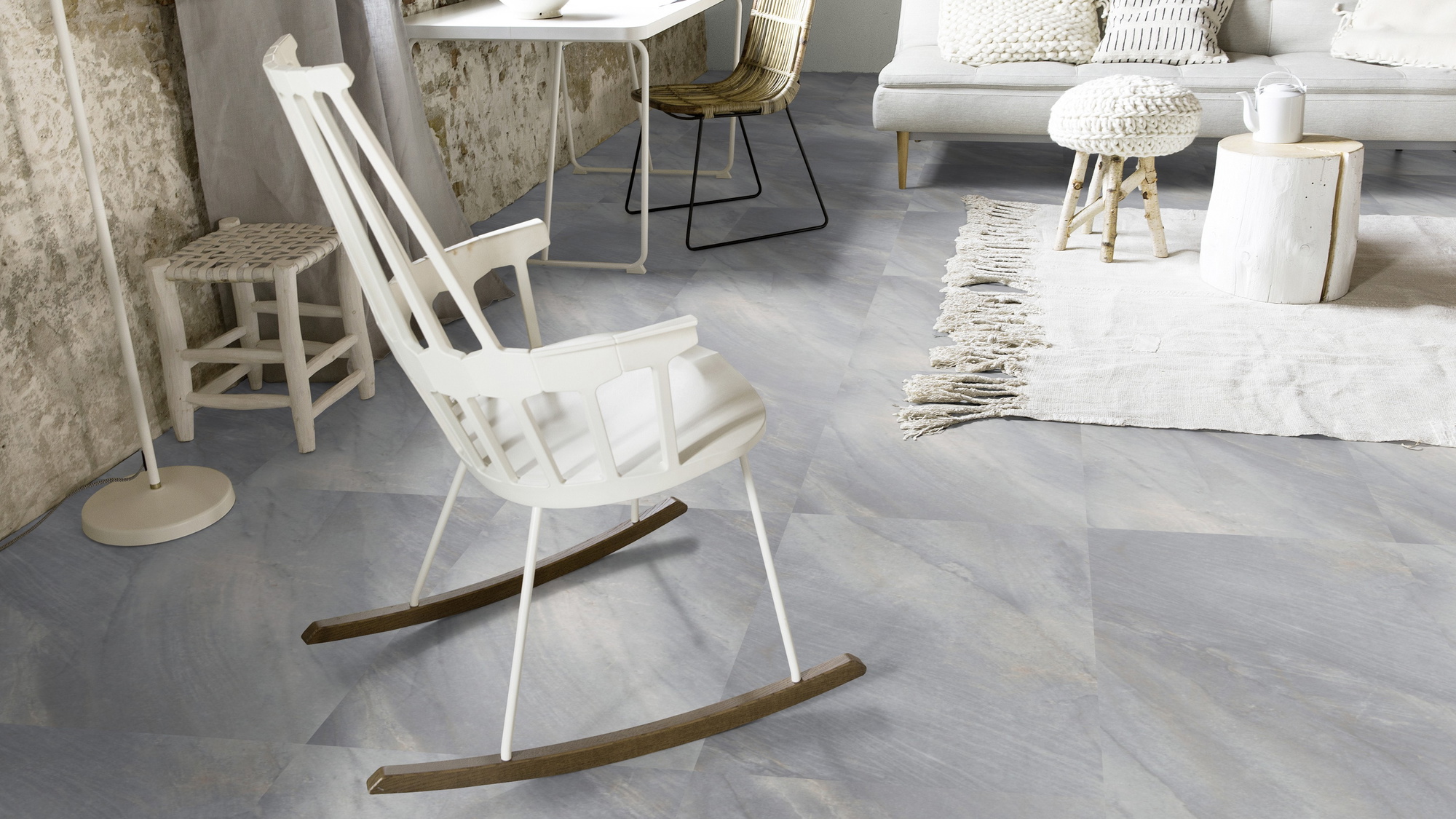 Milieubild Wohnzimmer mit Schaukelstuhl im skandinavischen Stil - Forbo Flooring 243668