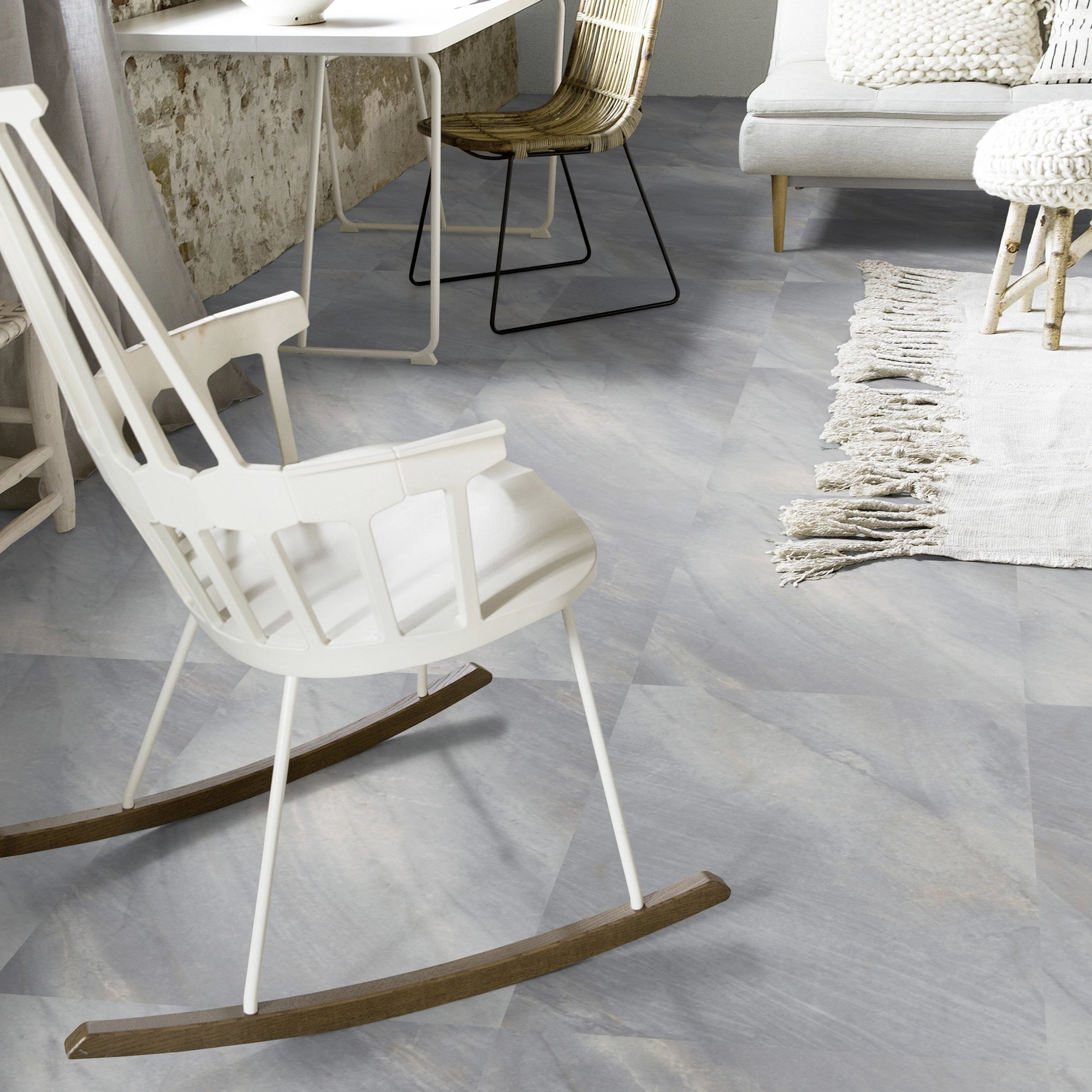Milieubild Wohnzimmer mit Schaukelstuhl im skandinavischen Stil - Forbo Flooring Klebe-Vinyl Allura Dryback 0.55 Material Cool Natural Stone Milieubild Wohnzimmer mit Schaukelstuhl im skandinavischen Stil - Forbo Flooring 243668