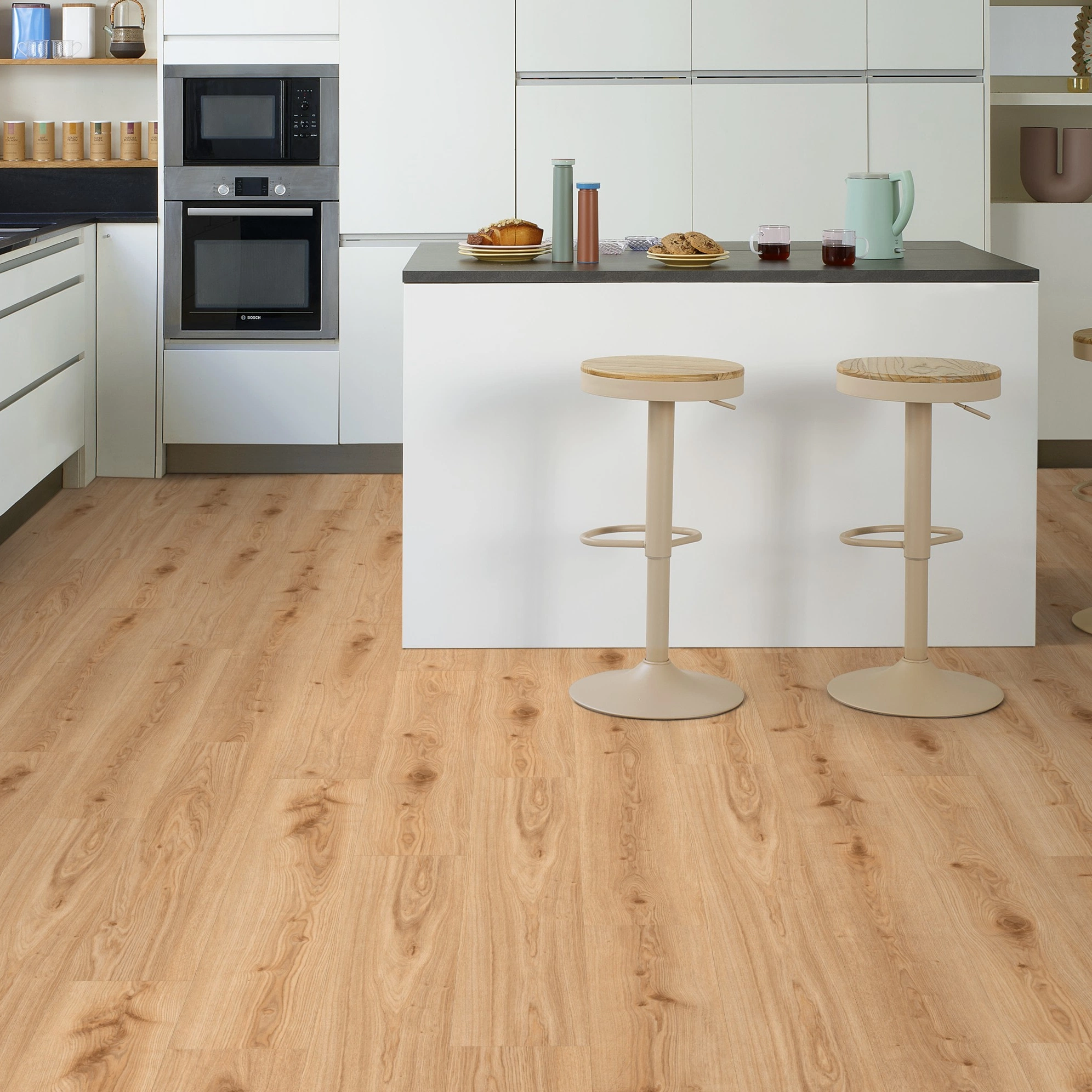 Milieubild Moderne Küche mit Küchenblock - Tarkett Klebe-Vinyl Essence 55 Primary Oak Light Brown Milieubild Moderne Küche mit Küchenblock - Tarkett 260053005