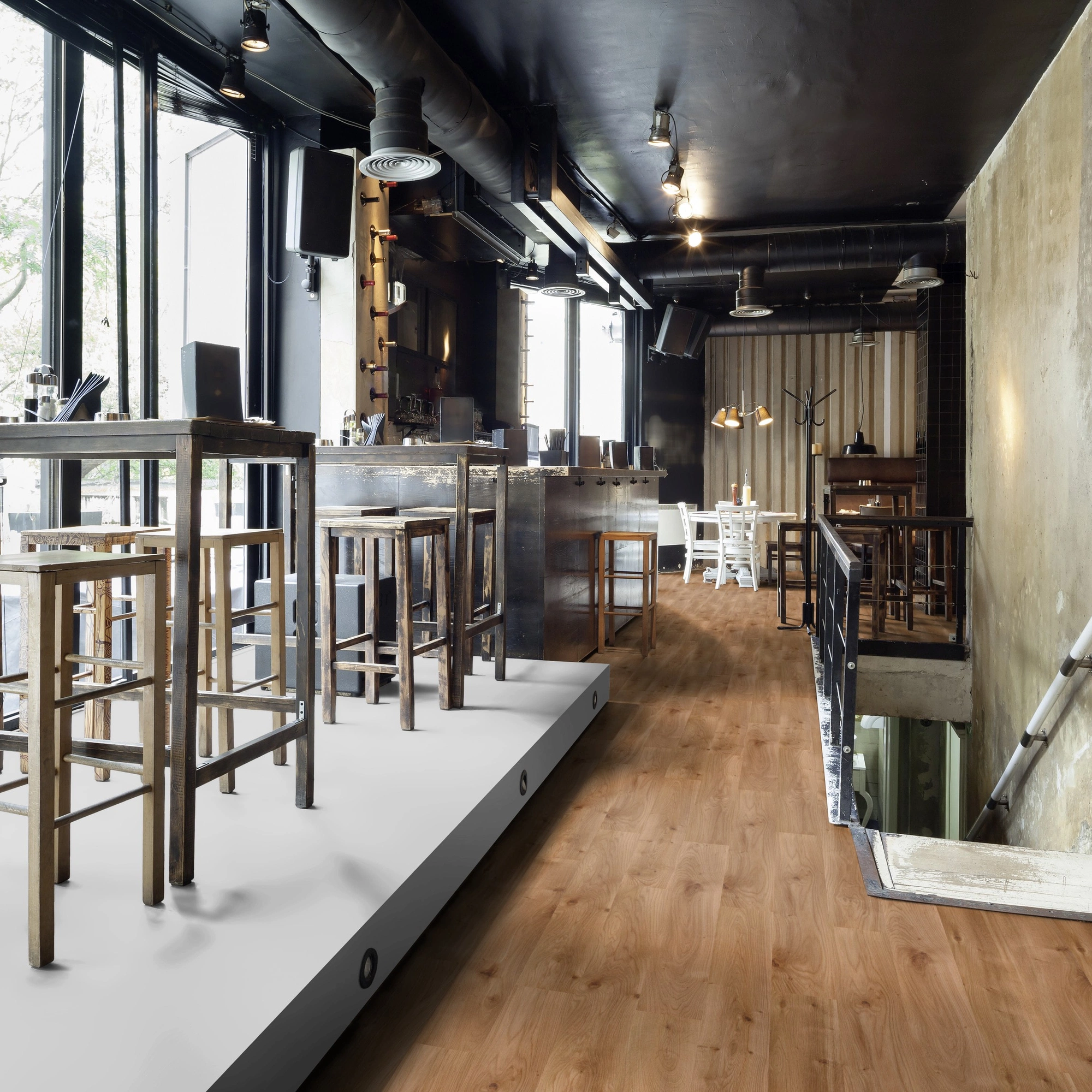 Milieubild Restaurant - Bar mit Tischen und Hockern - wineo Klick-Bioboden PURLINE wineo 1000 wood L Intensive Oak Caramel Milieubild Restaurant - Bar mit Tischen und Hockern - wineo PLC300R