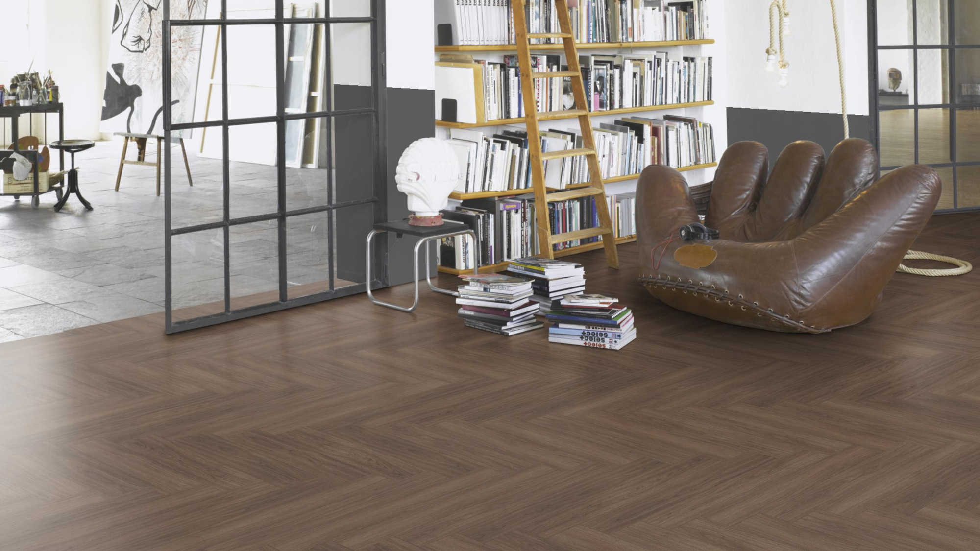 Milieubild Modernes Wohnzimmer mit Atelier - Parador HDF Klick-Designboden Modular ONE Fischgrät Eiche Artemis kaffeebraun Milieubild Modernes Wohnzimmer mit Atelier - Parador 1748738
