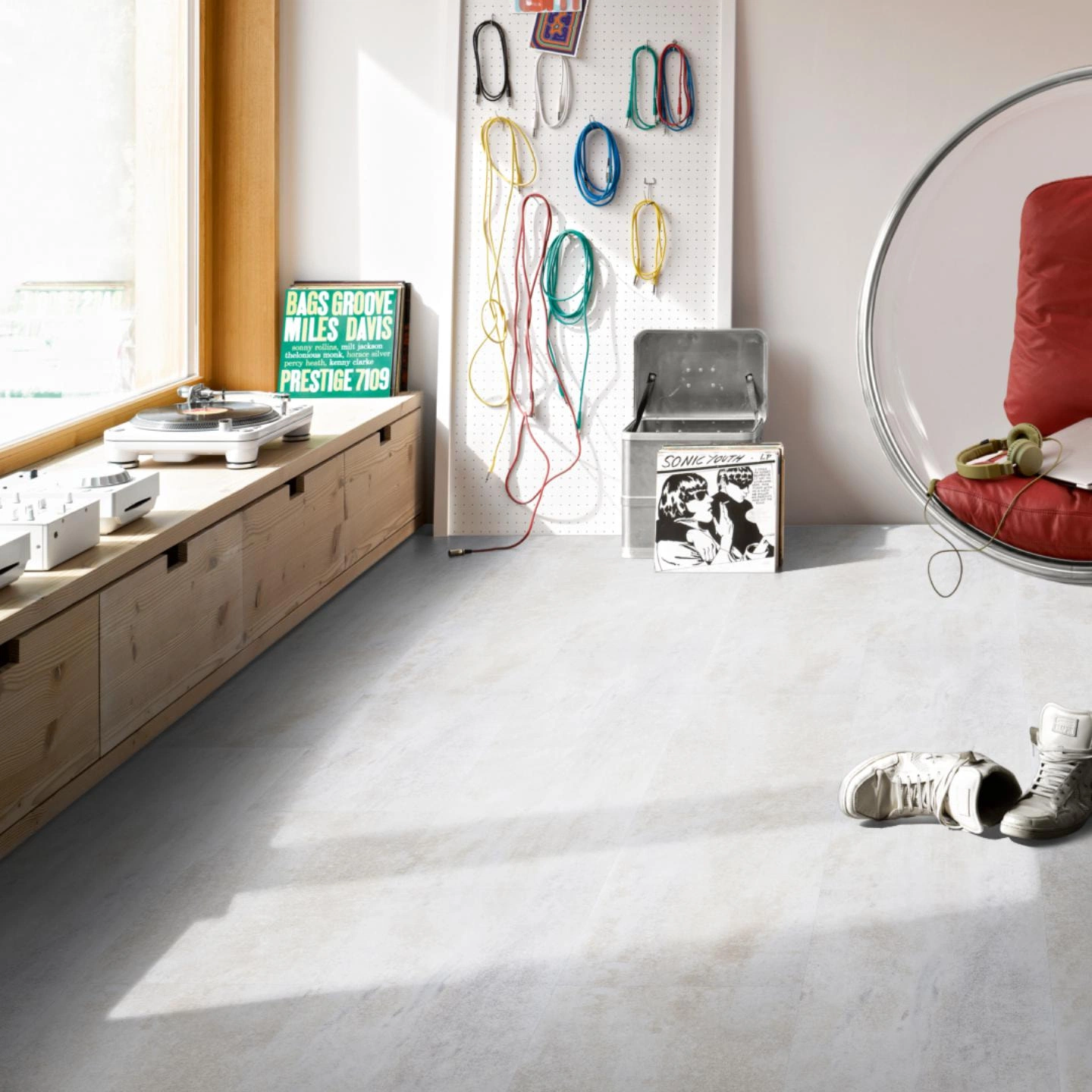 Milieubild Musikzimmer mit Plattenspieler - Parador Klebe-Vinyl Trendtime 5 Dryback Dolomit weiß Milieubild Musikzimmer mit Plattenspieler - Parador 1750856