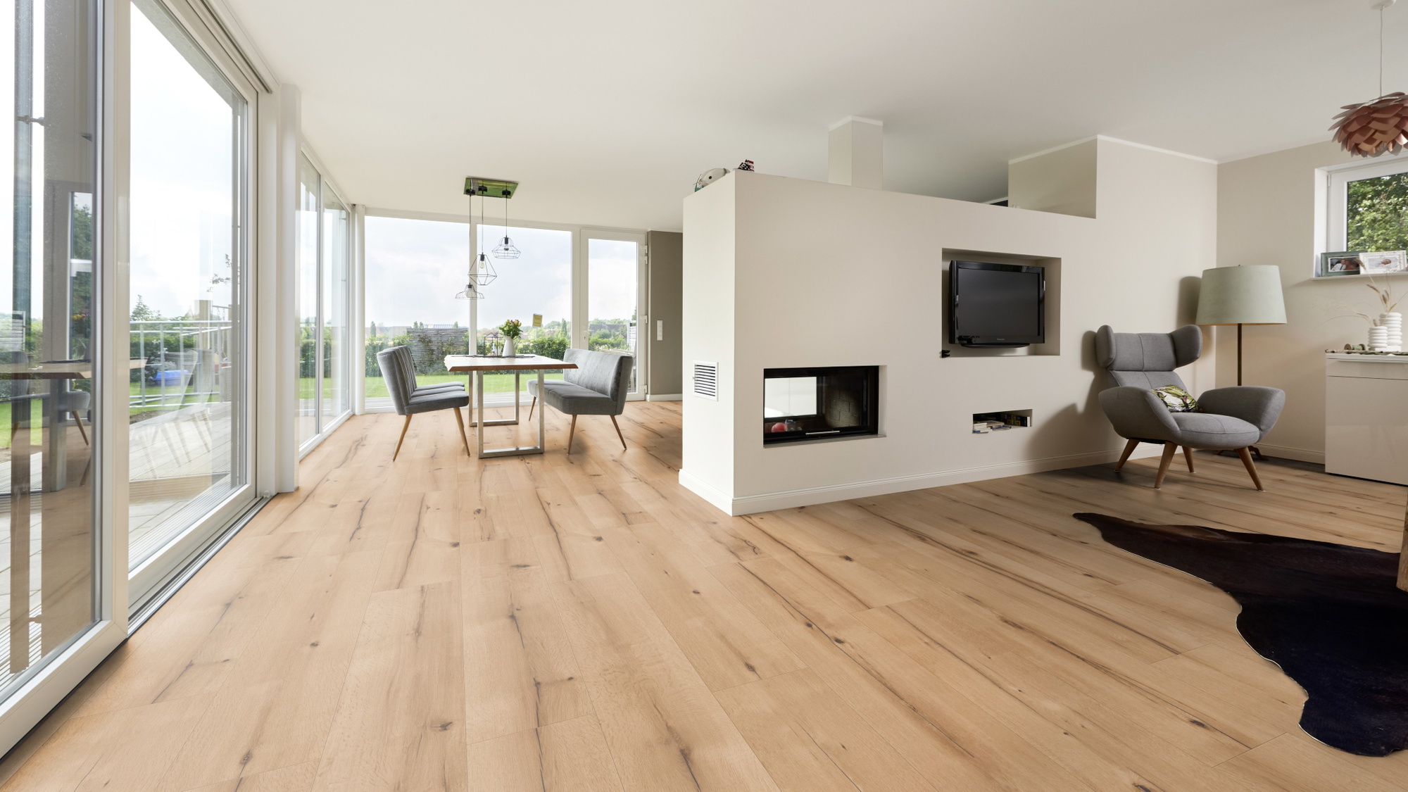 Milieubild Wohnzimmer mit Essbereich und Kamin - ter Hürne Laminat Trend Edition Eiche Art Deco Milieubild Wohnzimmer mit Essbereich und Kamin - ter Hürne 1101021826