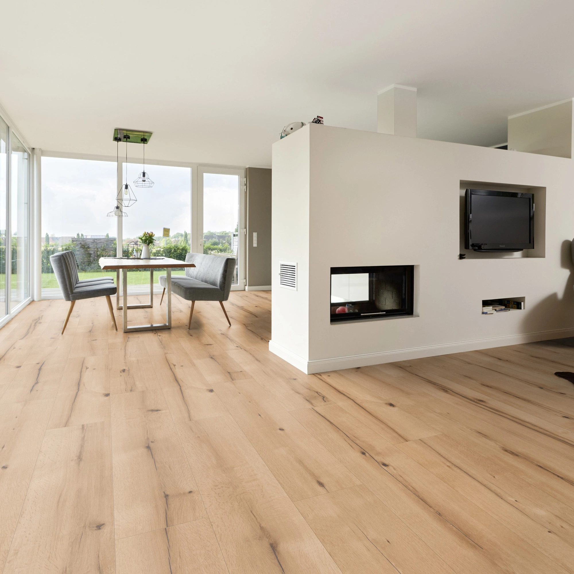 Milieubild Wohnzimmer mit Essbereich und Kamin - ter Hürne Laminat Trend Edition Eiche Art Deco Milieubild Wohnzimmer mit Essbereich und Kamin - ter Hürne 1101021826