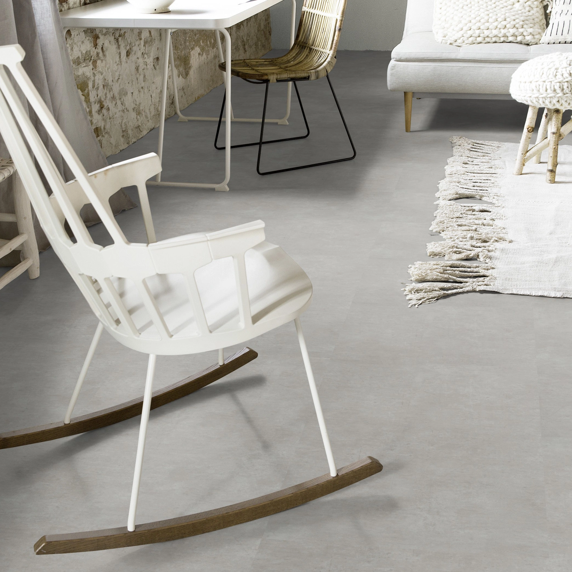 Milieubild Wohnzimmer mit Schaukelstuhl im skandinavischen Stil - Forbo Flooring Klebe-Vinyl Allura Dryback 0.55 Material Grigio Concrete Milieubild Wohnzimmer mit Schaukelstuhl im skandinavischen Stil - Forbo Flooring 220183