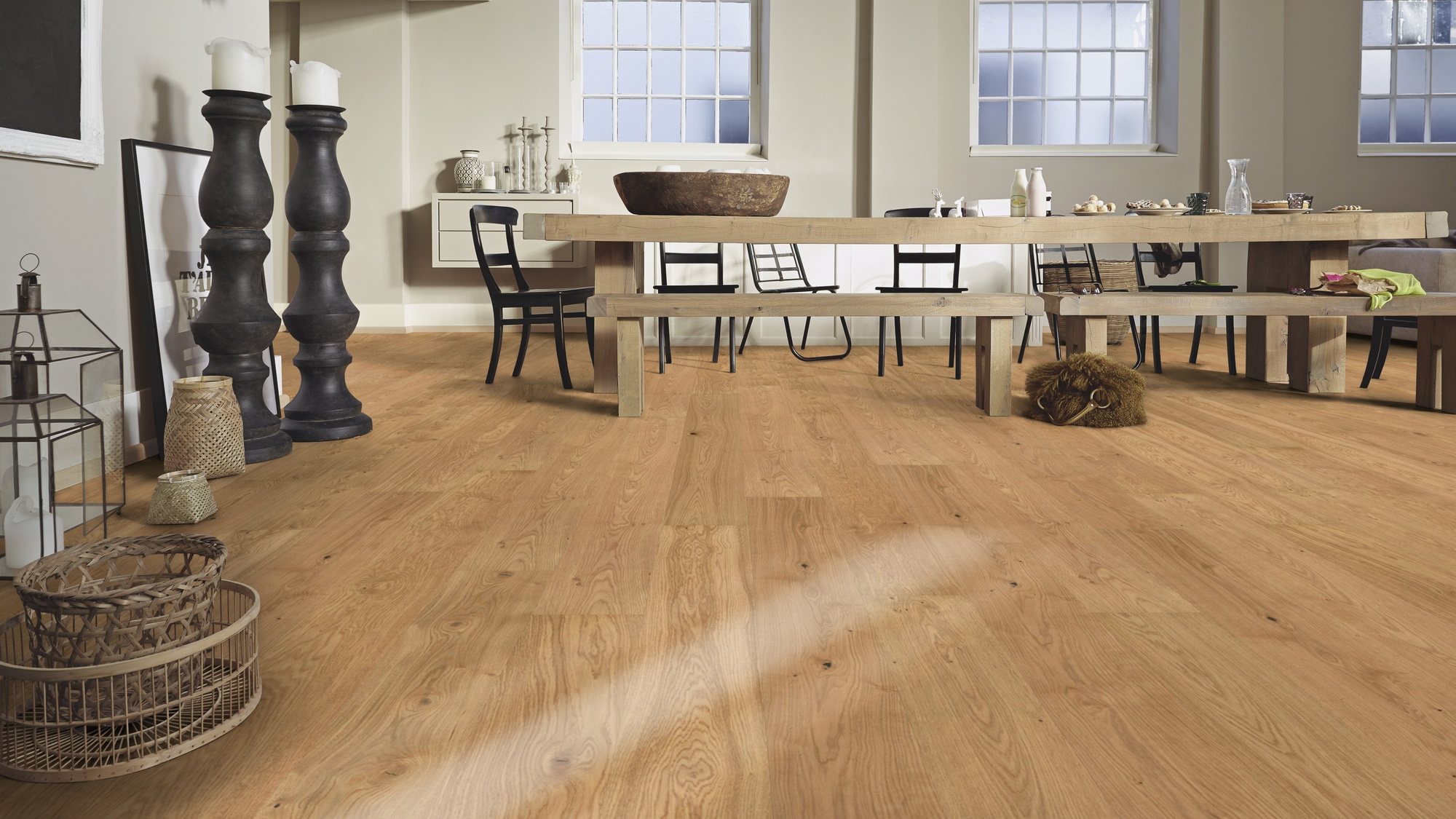 Milieubild Esszimmer mit großem Tisch - MEISTER Furnierboden HD 100 Natureflex Eiche lebhaft Milieubild Esszimmer mit großem Tisch - MEISTER 500139-2200210-20013