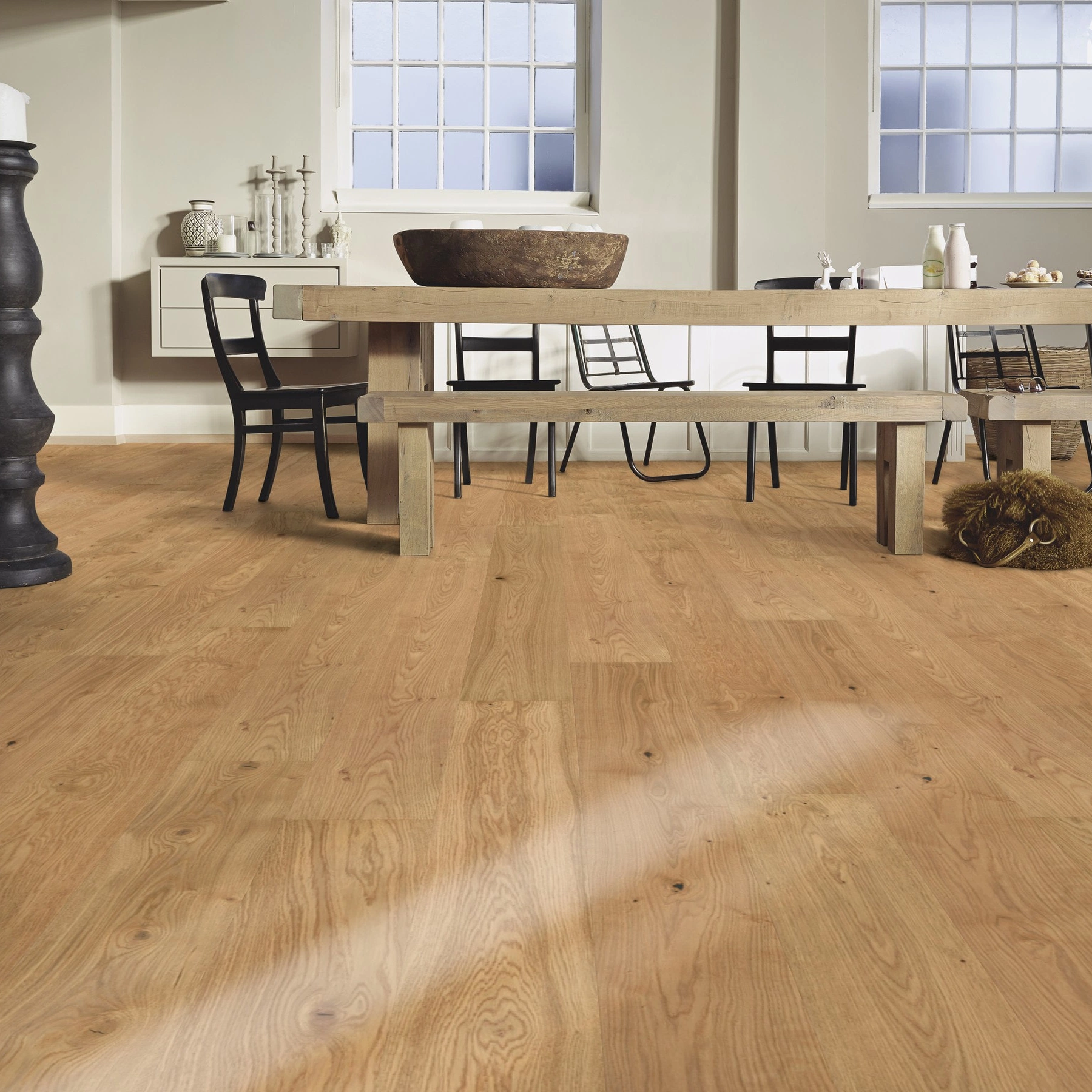 Milieubild Esszimmer mit großem Tisch - MEISTER Furnierboden HD 100 Natureflex Eiche lebhaft Milieubild Esszimmer mit großem Tisch - MEISTER 500139-2200210-20013