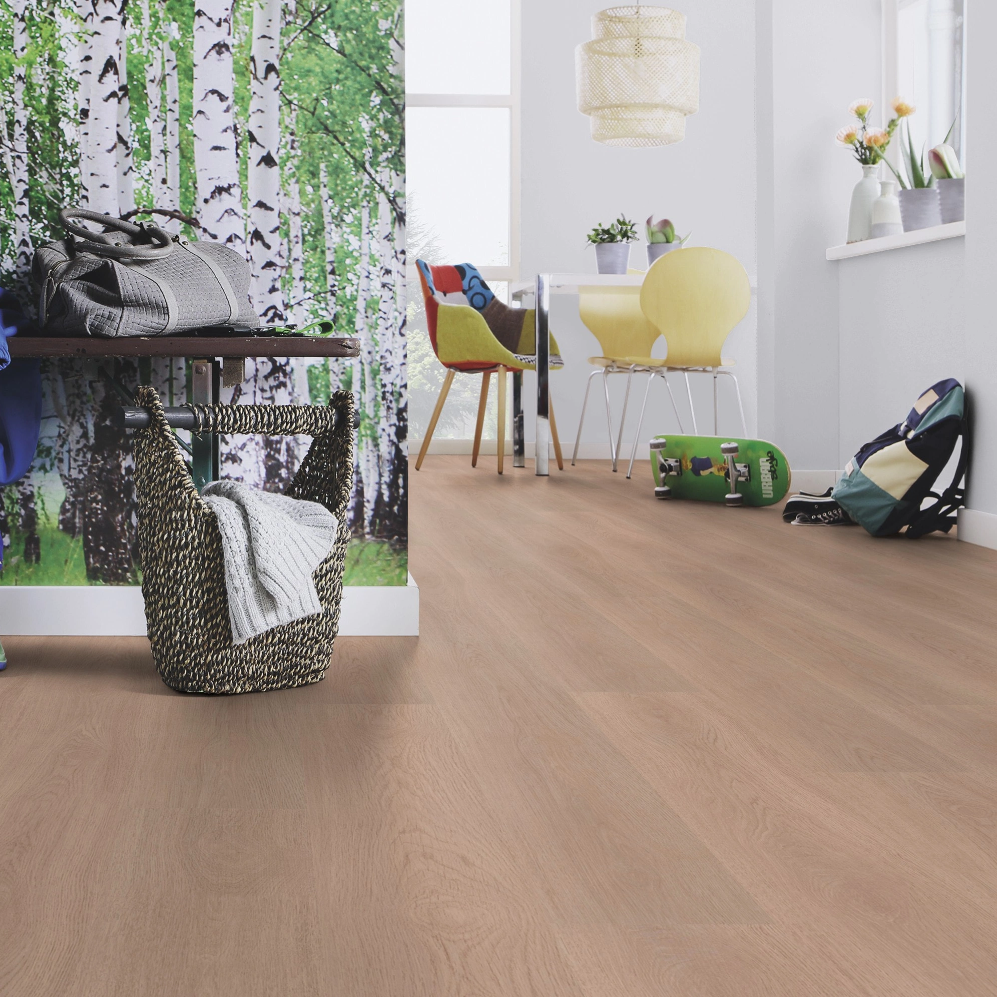 Milieubild Esszimmer mit Flur und Sitzbank - wineo HDF Klick-Bioboden PURLINE wineo 1000 wood XL Calm Oak Shell Milieubild Esszimmer mit Flur und Sitzbank - wineo MLP306R