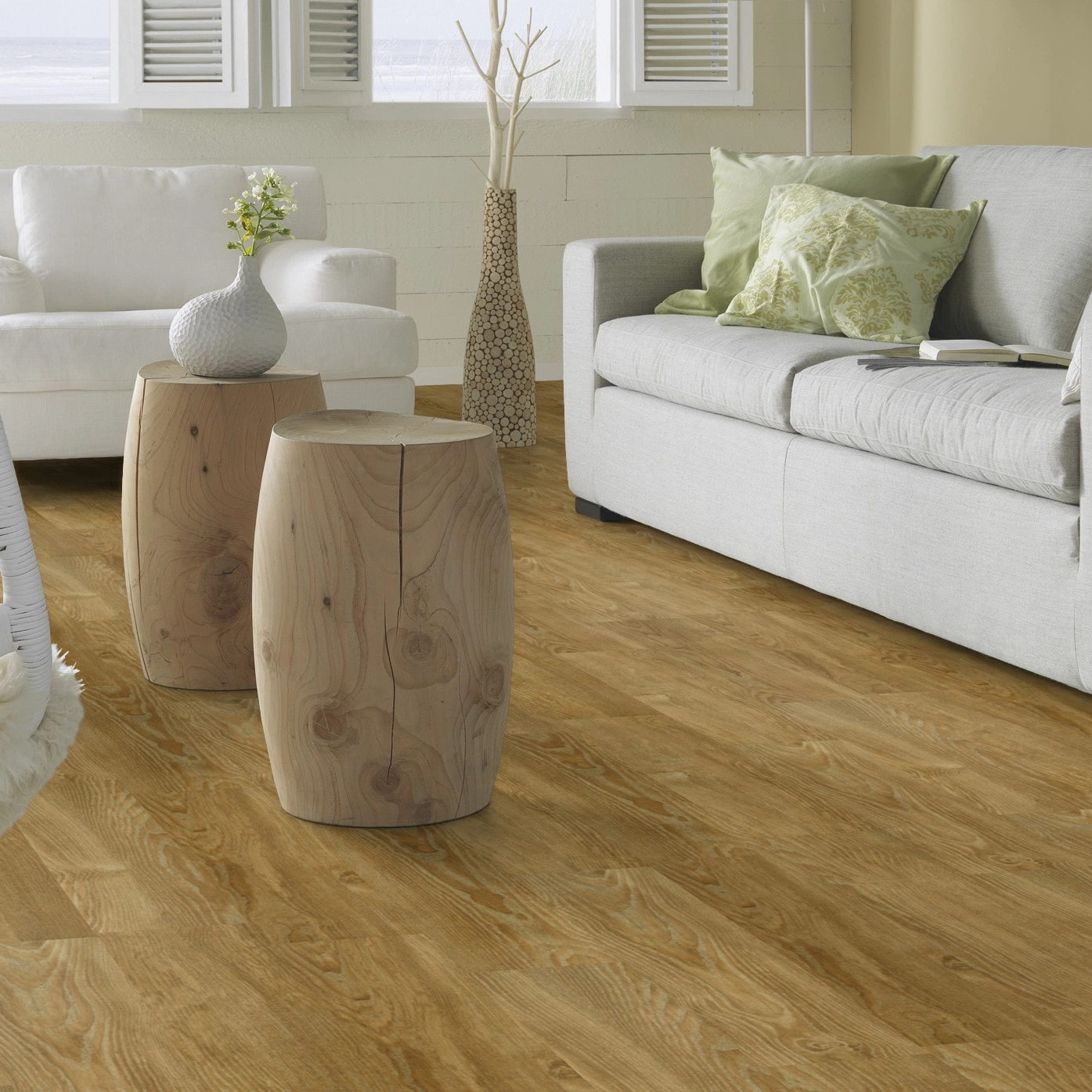 Milieubild Modernes, freundliches Wohnzimmer mit Sofa - Forbo Flooring Klebe-Vinyl Allura Dryback 0.55 Wood Ochre Ash Milieubild Modernes, freundliches Wohnzimmer mit Sofa - Forbo Flooring 243615