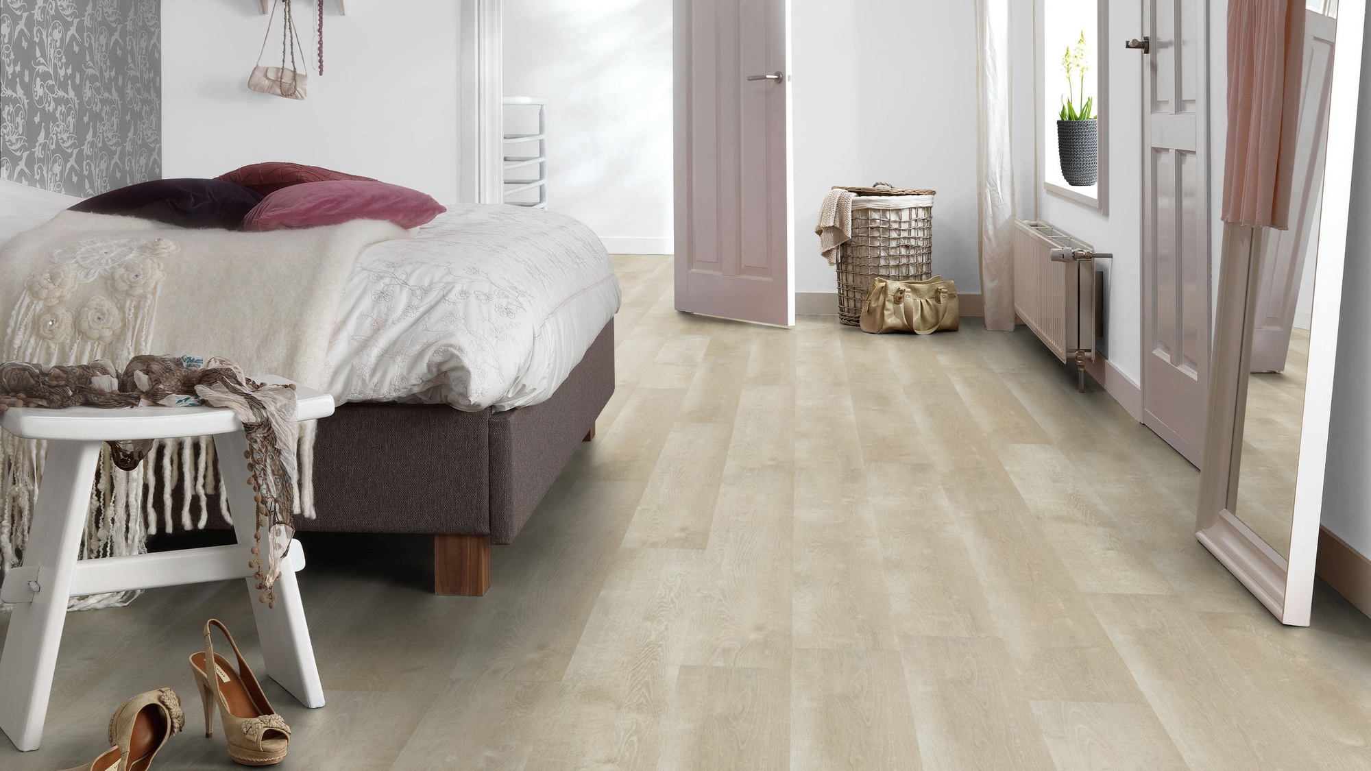 Milieubild Schlafzimmer mit Hocker - Forbo Flooring Klebe-Vinyl Enduro Dryback Wood Natural White Oak Milieubild Schlafzimmer mit Hocker - Forbo Flooring 217630