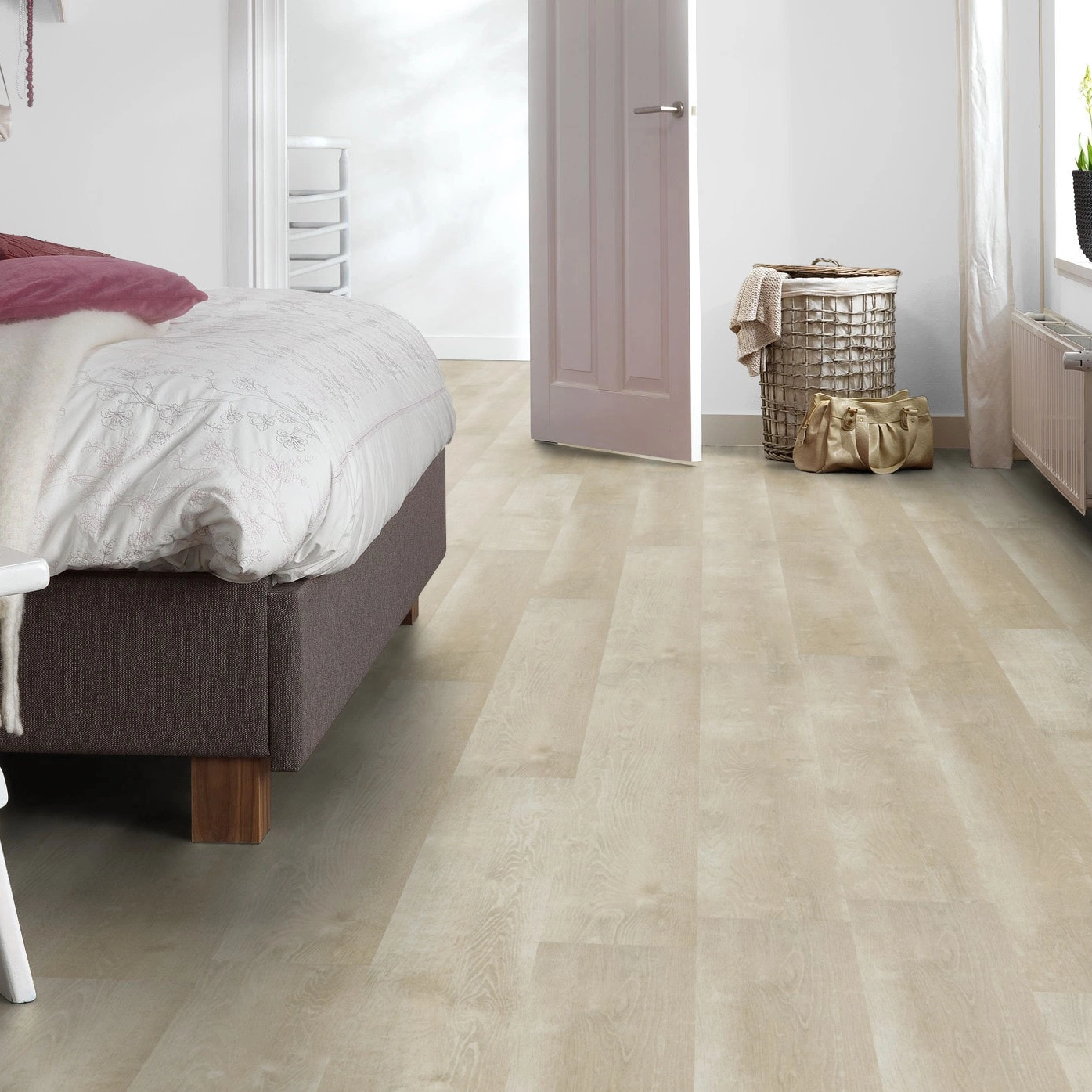 Milieubild Schlafzimmer mit Hocker - Forbo Flooring Klebe-Vinyl Enduro Dryback Wood Natural White Oak Milieubild Schlafzimmer mit Hocker - Forbo Flooring 217630