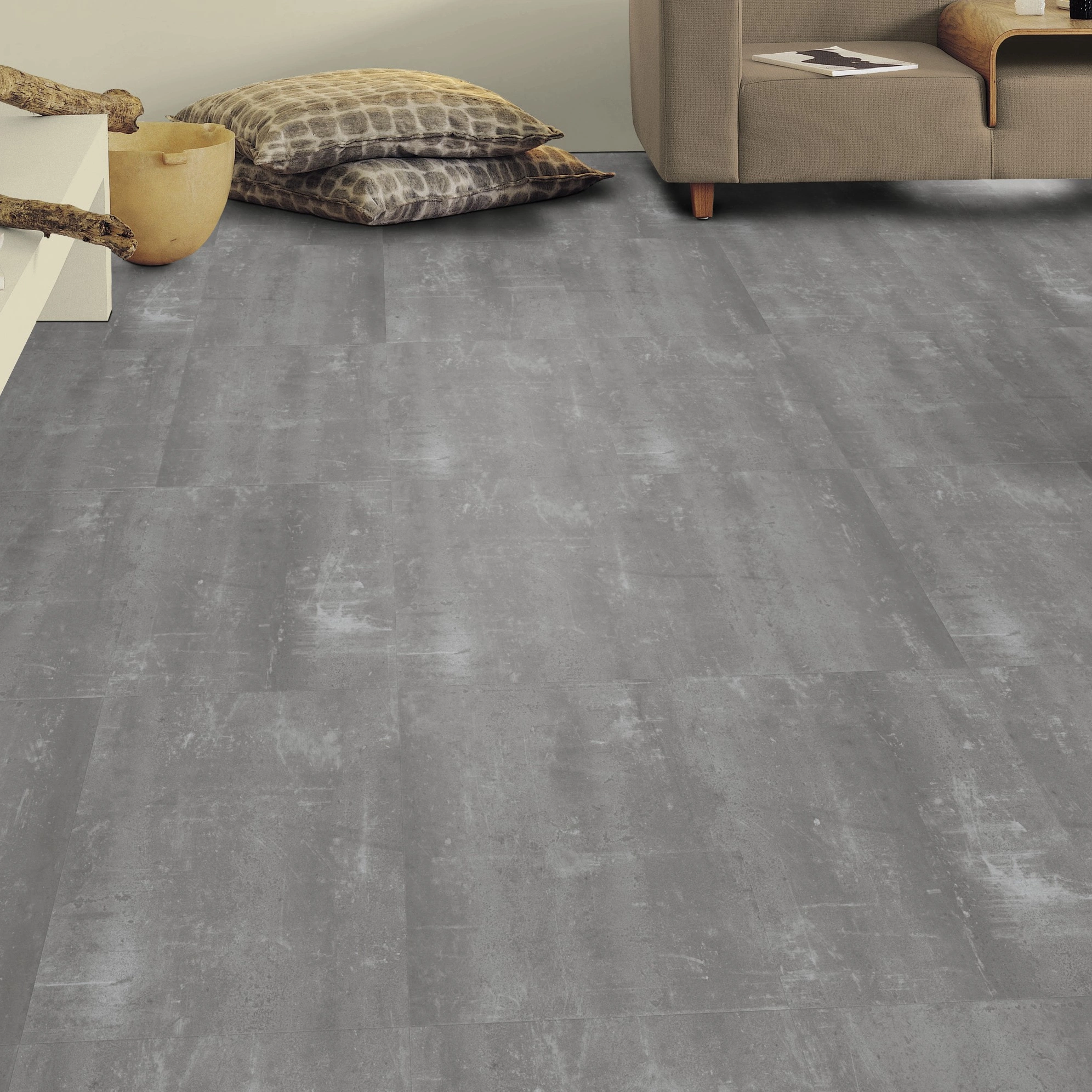 Milieubild Wohnzimmer mit Sideboard - Tarkett Klebe-Vinyl Essence 30 Scratched Cement Grey Milieubild Wohnzimmer mit Sideboard - Tarkett 260056010