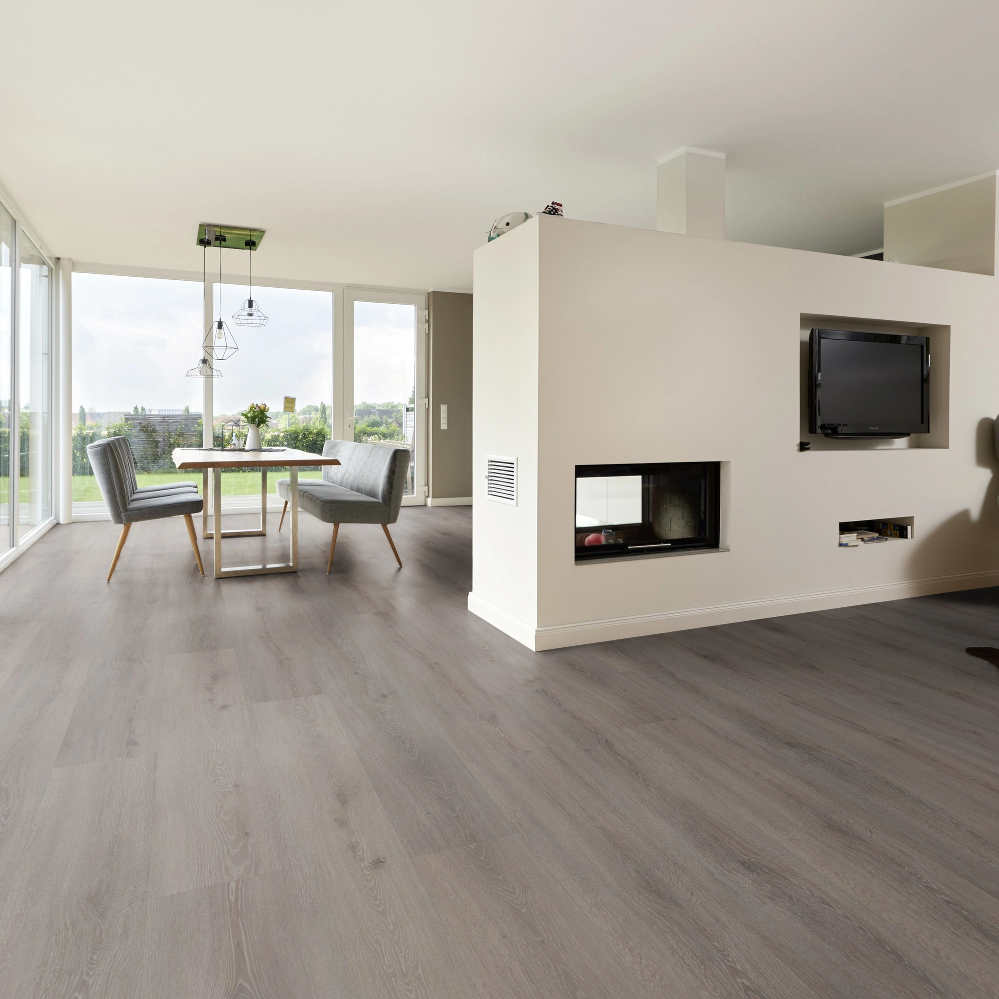 Milieubild Wohnzimmer mit Essbereich und Kamin - ter Hürne Klebe-Vinyl Pro Classic Edition Eiche Triest Milieubild Wohnzimmer mit Essbereich und Kamin - ter Hürne 1101210432