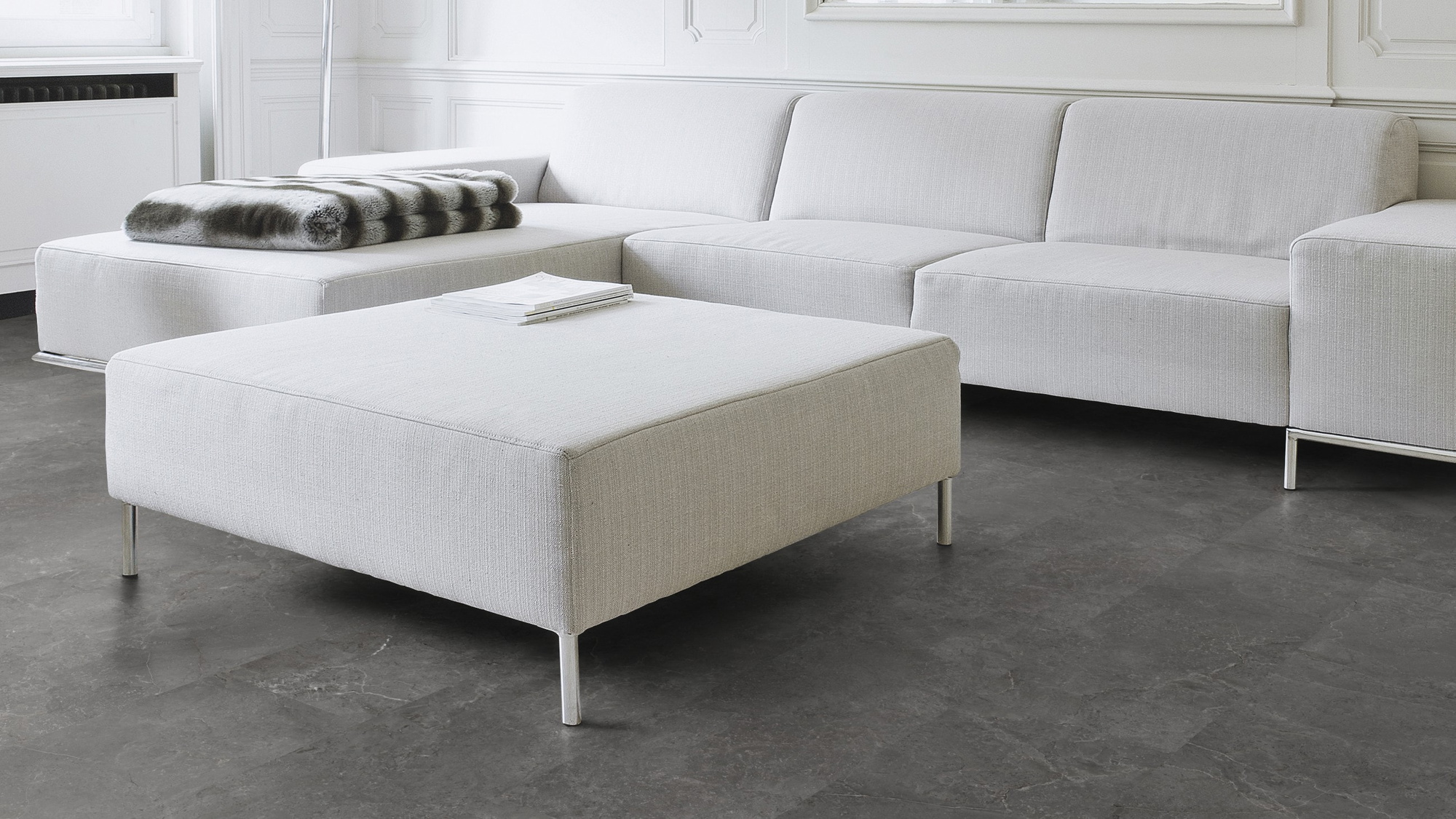 Milieubild Wohnzimmer mit Couch - Nahansicht - Wicanders Wise HDF Klick-Designboden stone Natural Minimal Stone Milieubild Wohnzimmer mit Couch - Nahansicht - Wicanders Wise 80003892