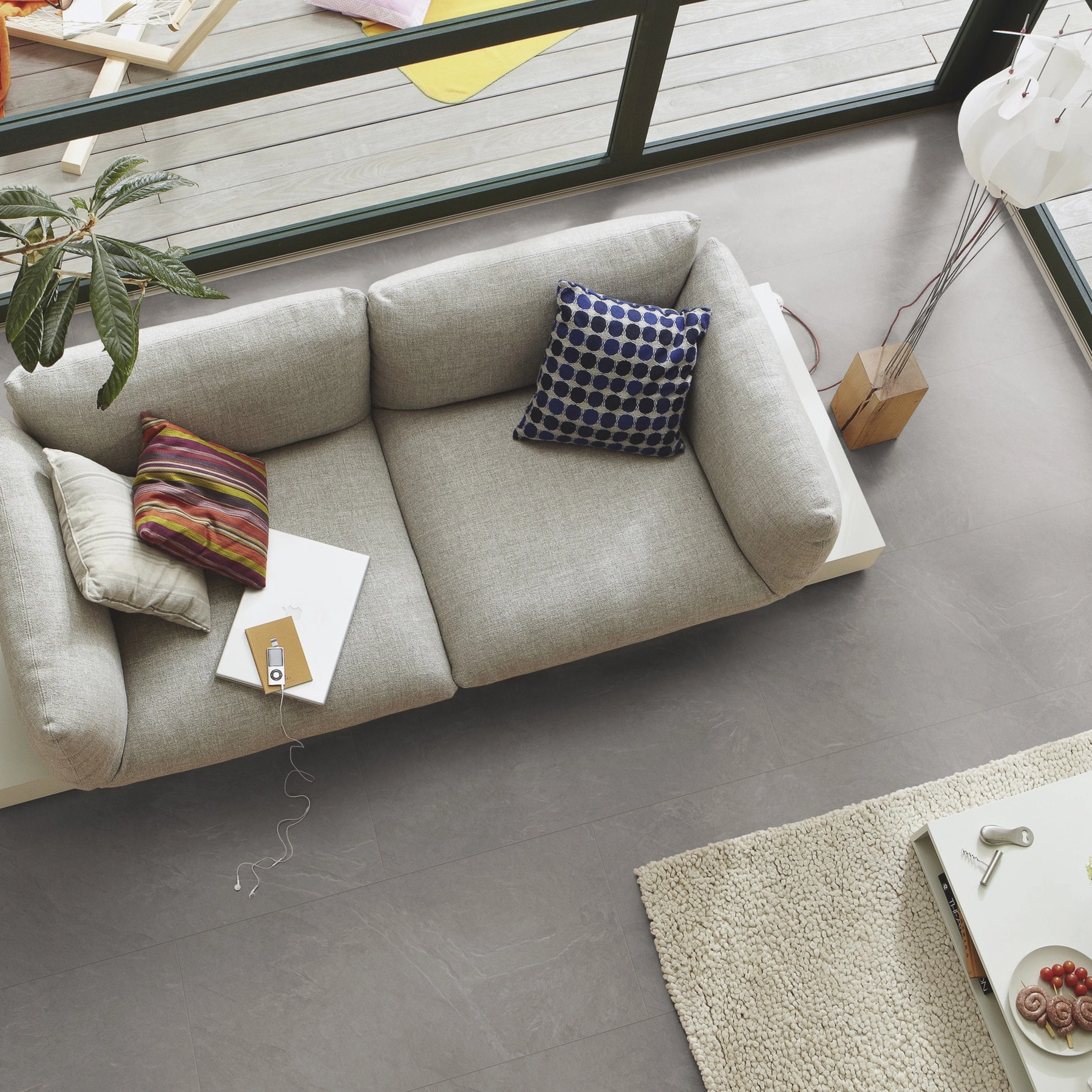 Milieubild Wohnzimmer im Wintergarten - Blick von oben - MEISTER Laminat LB 150 Schiefer grau Milieubild Wohnzimmer im Wintergarten - Blick von oben - MEISTER 600003-0857398-06136