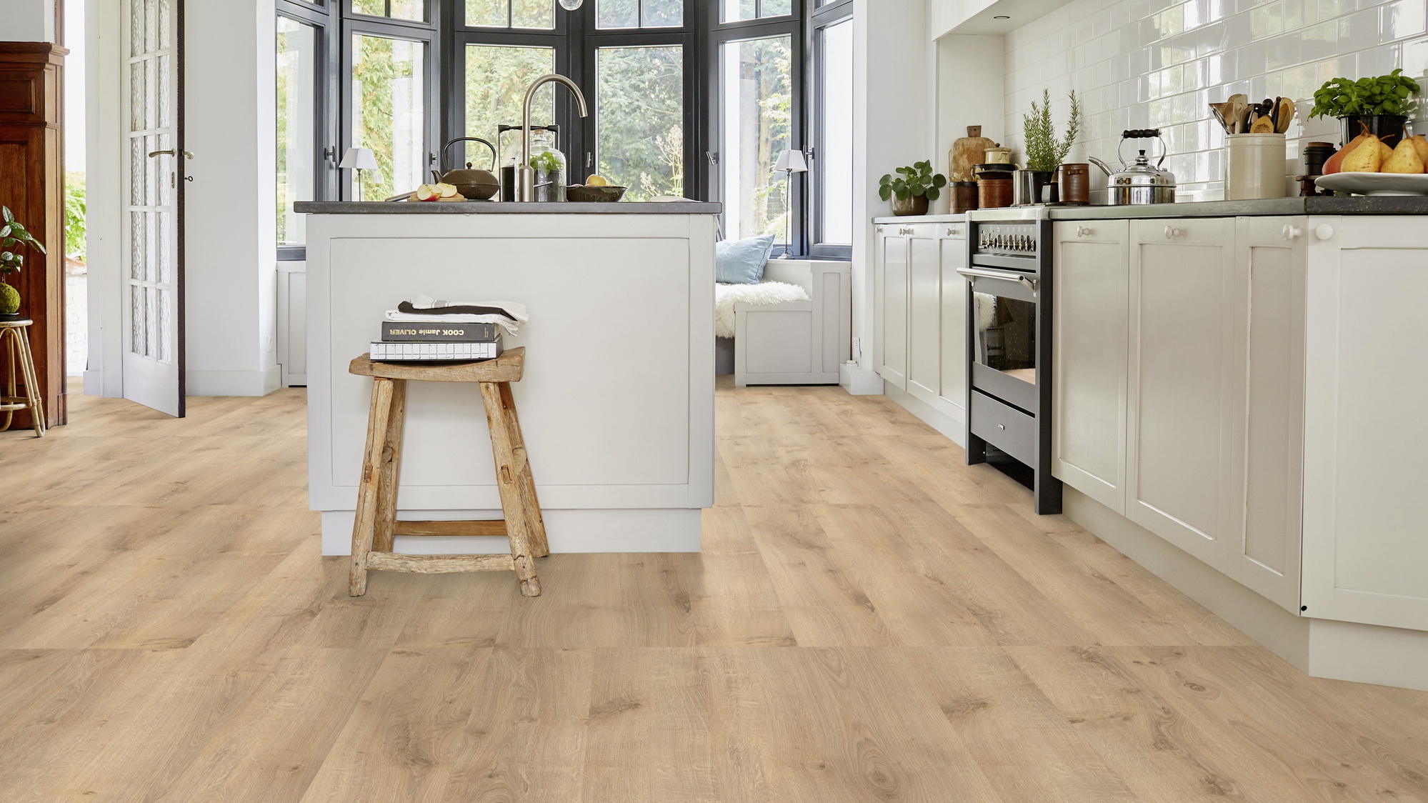 Milieubild Küche mit Küchenblock im Landhaus-Stil - Tarkett Klebe-Vinyl iD Inspiration 55 CLASSICS Rustic Oak Beige Milieubild Küche mit Küchenblock im Landhaus-Stil - Tarkett 24513025