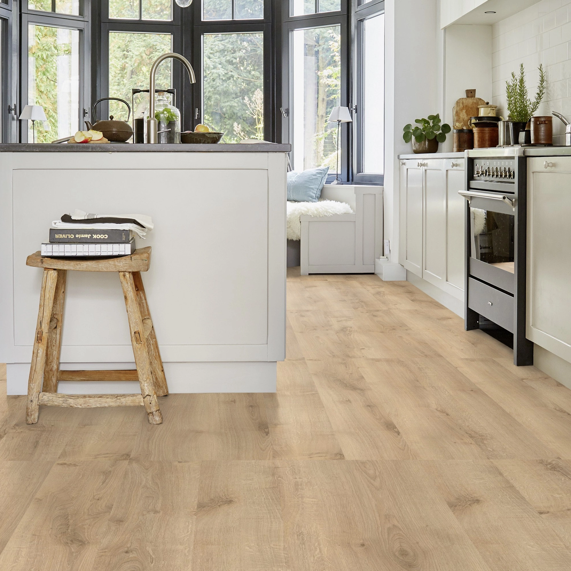 Milieubild Küche mit Küchenblock im Landhaus-Stil - Tarkett Klebe-Vinyl iD Inspiration 55 CLASSICS Rustic Oak Beige Milieubild Küche mit Küchenblock im Landhaus-Stil - Tarkett 24513025