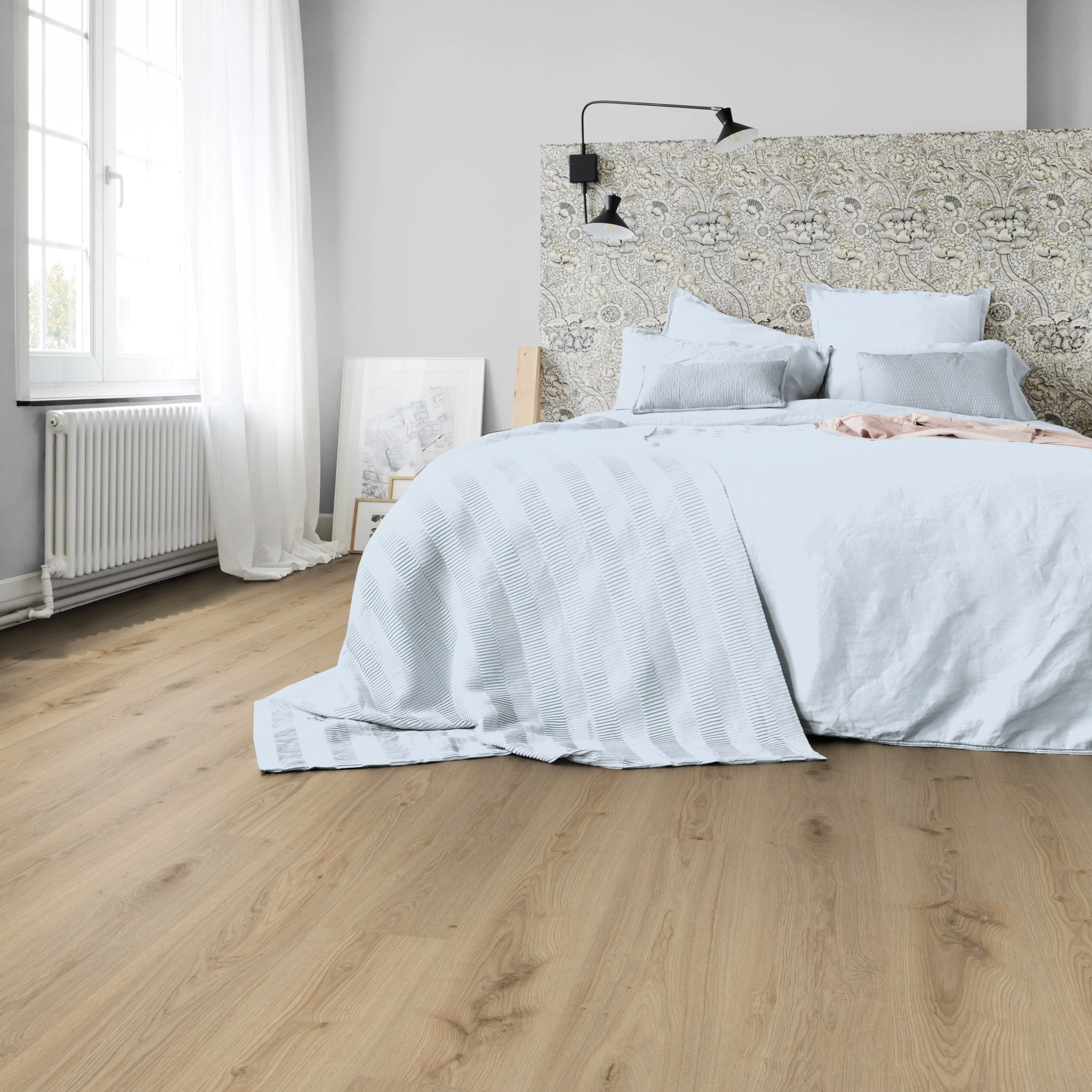 Milieubild Schlafzimmer in Stadtwohnung - Tarkett Klebe-Vinyl Essence 55 Primary Oak Natural Milieubild Schlafzimmer in Stadtwohnung - Tarkett 260053004