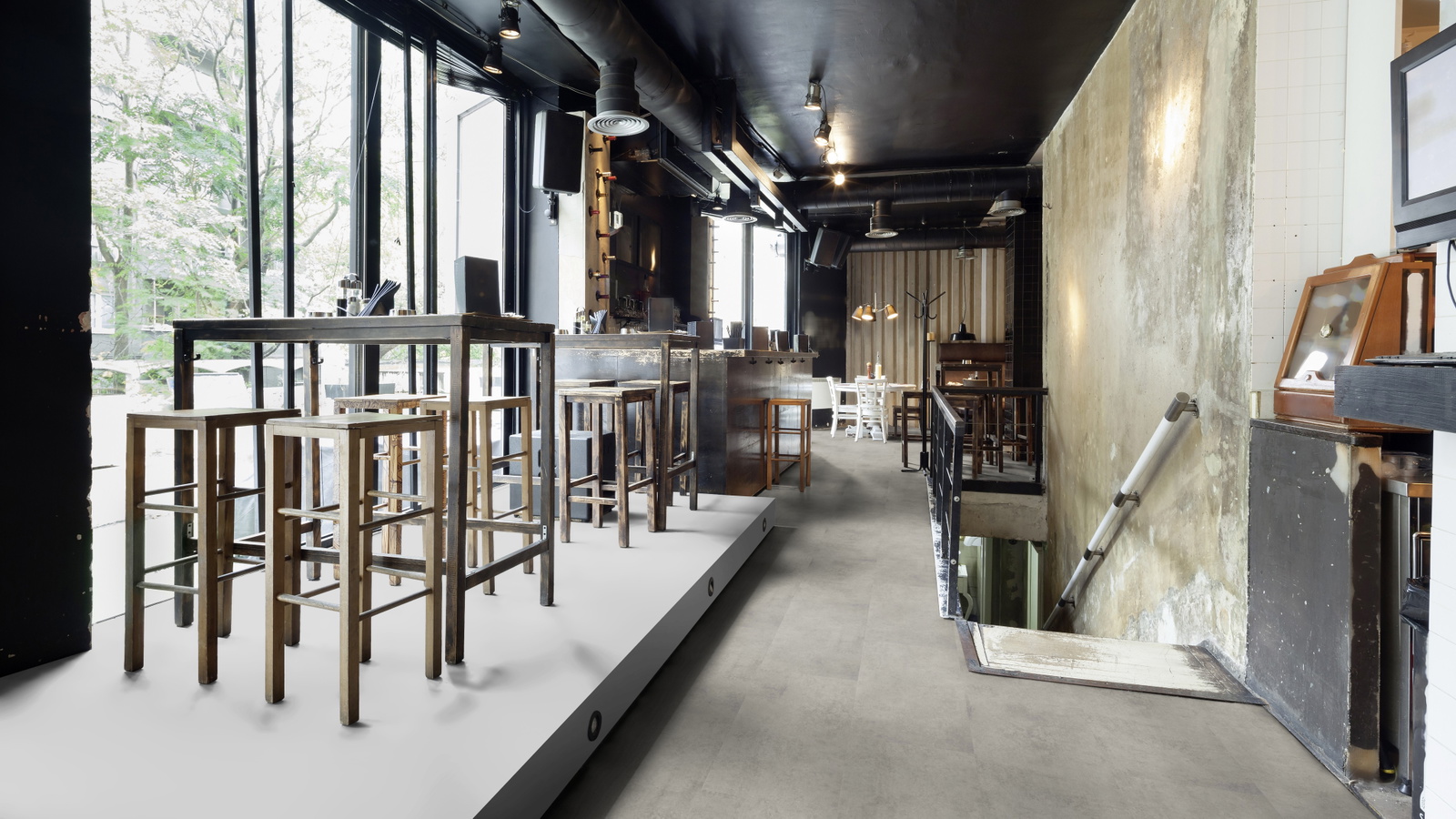 Milieubild Restaurant - Bar mit Tischen und Hockern - wineo PL15407SXL