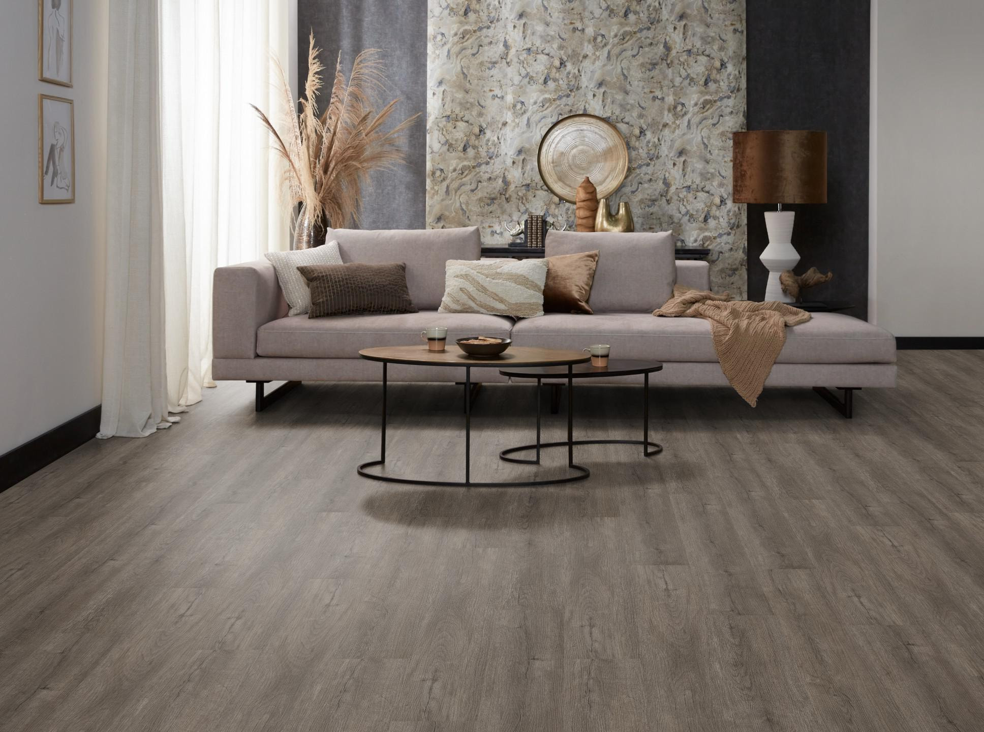 Milieubild Modernes, freundliches Wohnzimmer mit Sofa und Wandtapete - nexflor NXF-60030-006