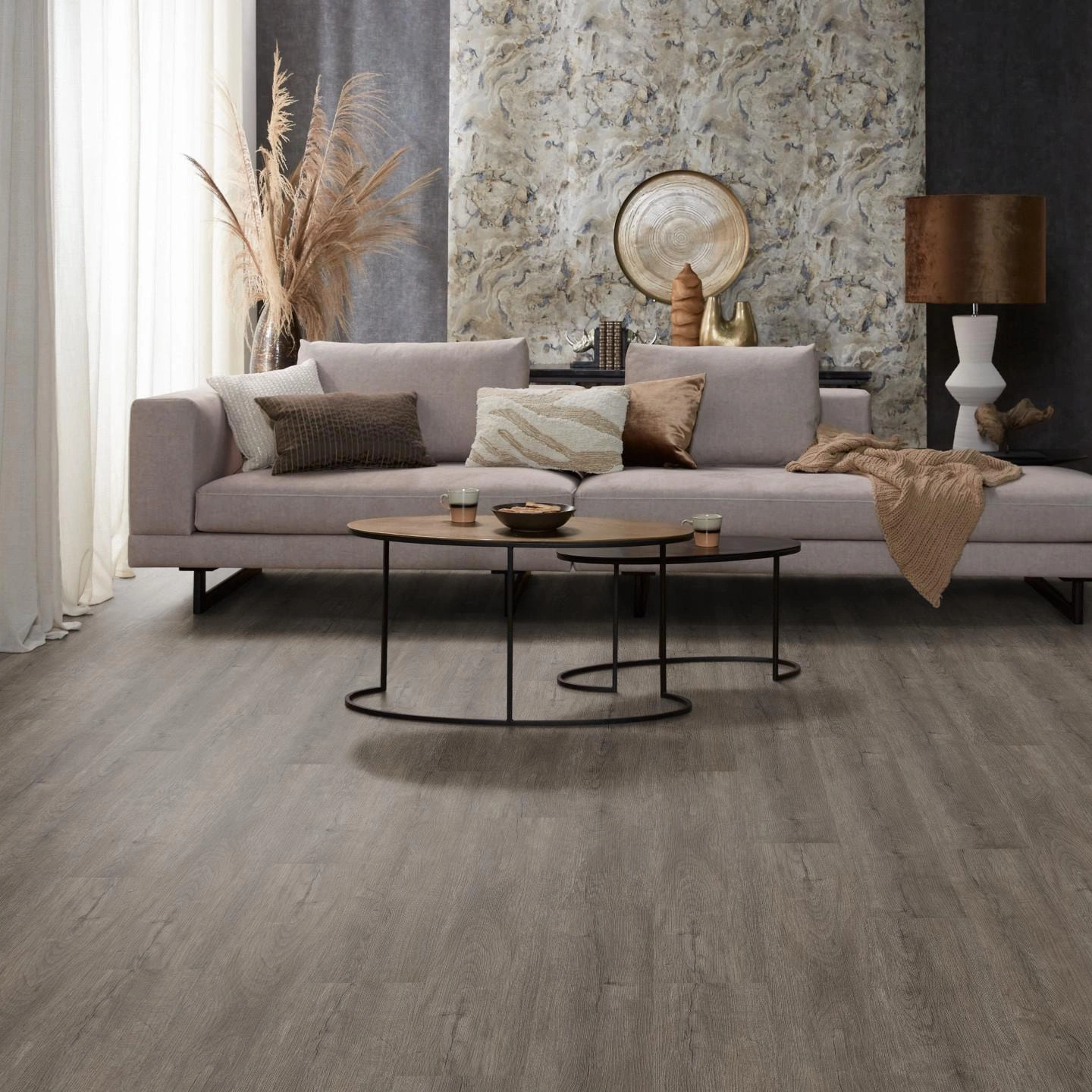 Milieubild Modernes, freundliches Wohnzimmer mit Sofa und Wandtapete - nexflor Rigid Klick-Vinyl Apollo Click Collection Sparta Oak Milieubild Modernes, freundliches Wohnzimmer mit Sofa und Wandtapete - nexflor NXF-60030-006