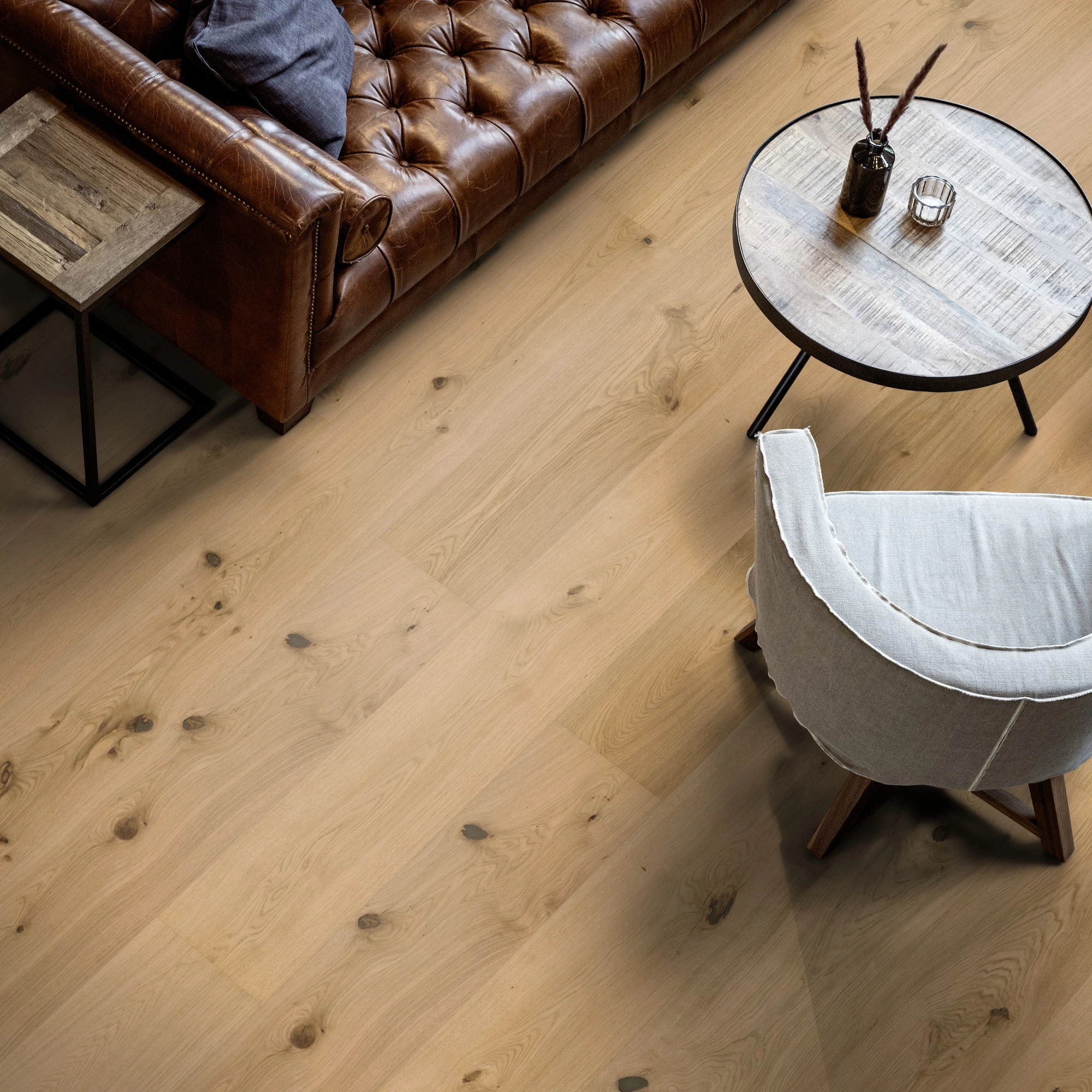 Milieubild Wohnzimmer mit Ledersofa - Blick von oben - ter Hürne Holzboden Hywood EVO Noblesse Collection Eiche Wind Cave Milieubild Wohnzimmer mit Ledersofa - Blick von oben - ter Hürne 1101281102