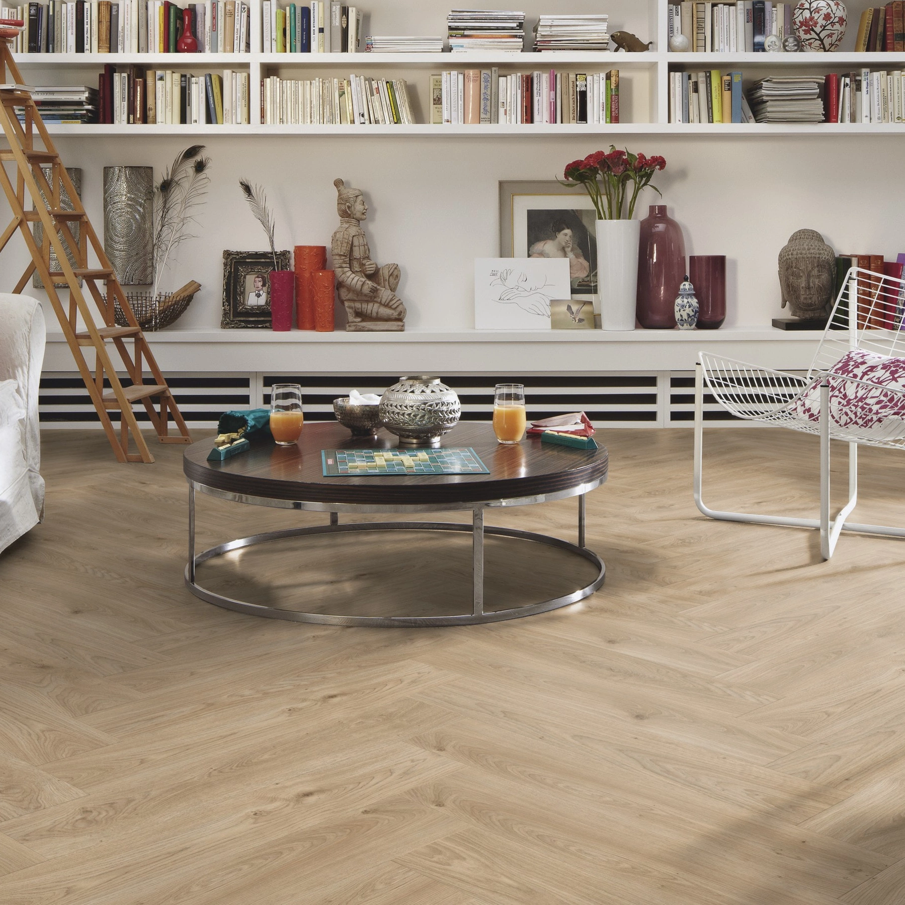 Milieubild Wohnzimmer mit großem Bücherregal - MEISTER Laminat LS 350 Eiche relax pure Milieubild Wohnzimmer mit großem Bücherregal - MEISTER 600001-0840168-07113