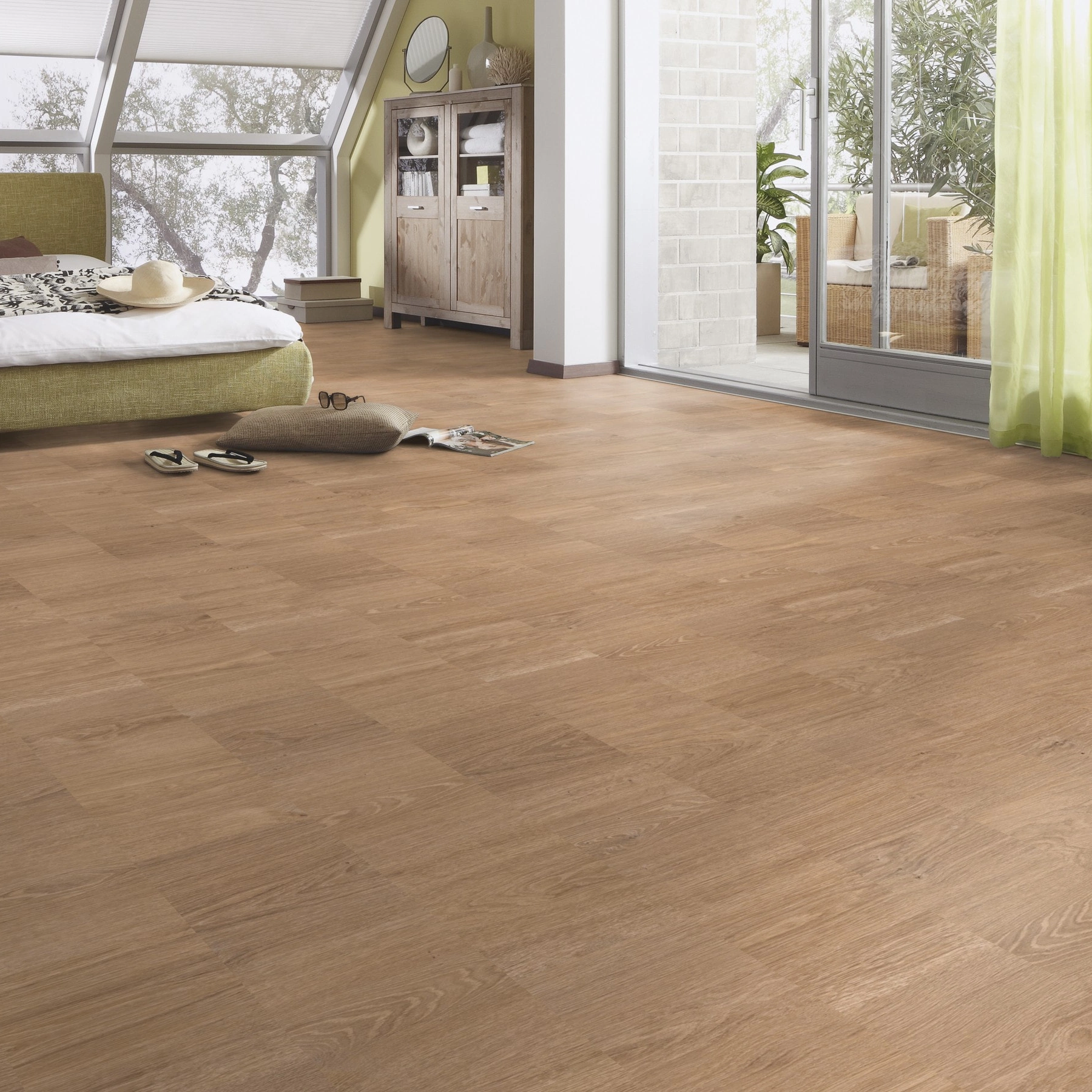 Milieubild Schlafzimmer im modernen Dachgeschoss - MEISTER Laminat LC 55 Crosswood Milieubild Schlafzimmer im modernen Dachgeschoss - MEISTER 600012-1288198-07135