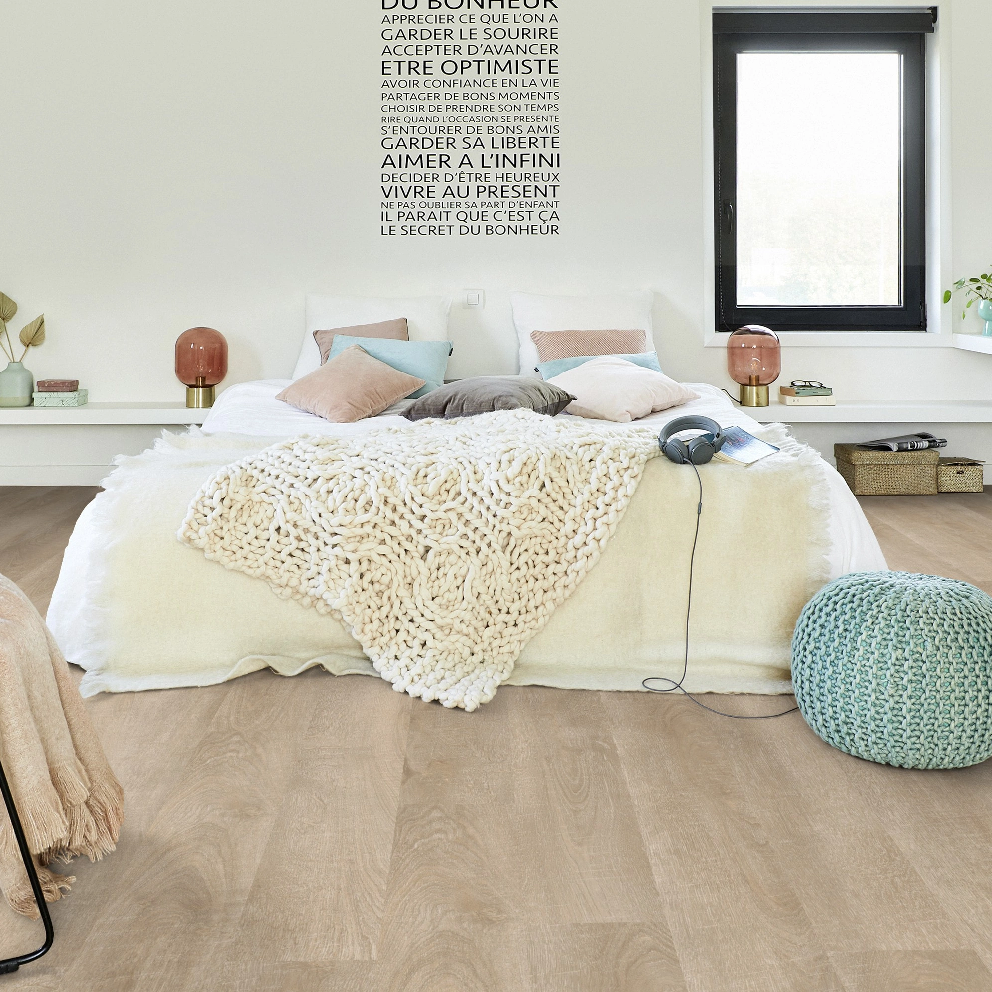 Milieubild Modernes Schlafzimmer - Bett mit Stuhl - Tarkett Klebe-Vinyl iD Inspiration 30 CLASSICS Antik Oak Beige Milieubild Modernes Schlafzimmer - Bett mit Stuhl - Tarkett 24524007