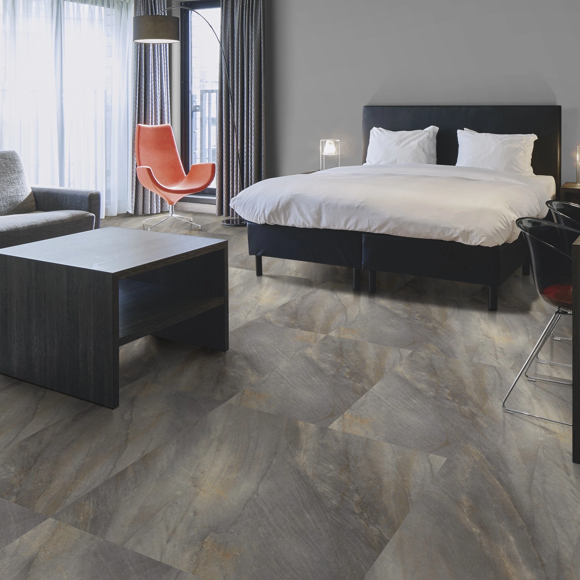 Milieubild Hotelzimmer mit Kingsize-Bett - Forbo Flooring Klebe-Vinyl Allura Dryback 0.55 Material Warm Natural Stone Milieubild Hotelzimmer mit Kingsize-Bett - Forbo Flooring 243669