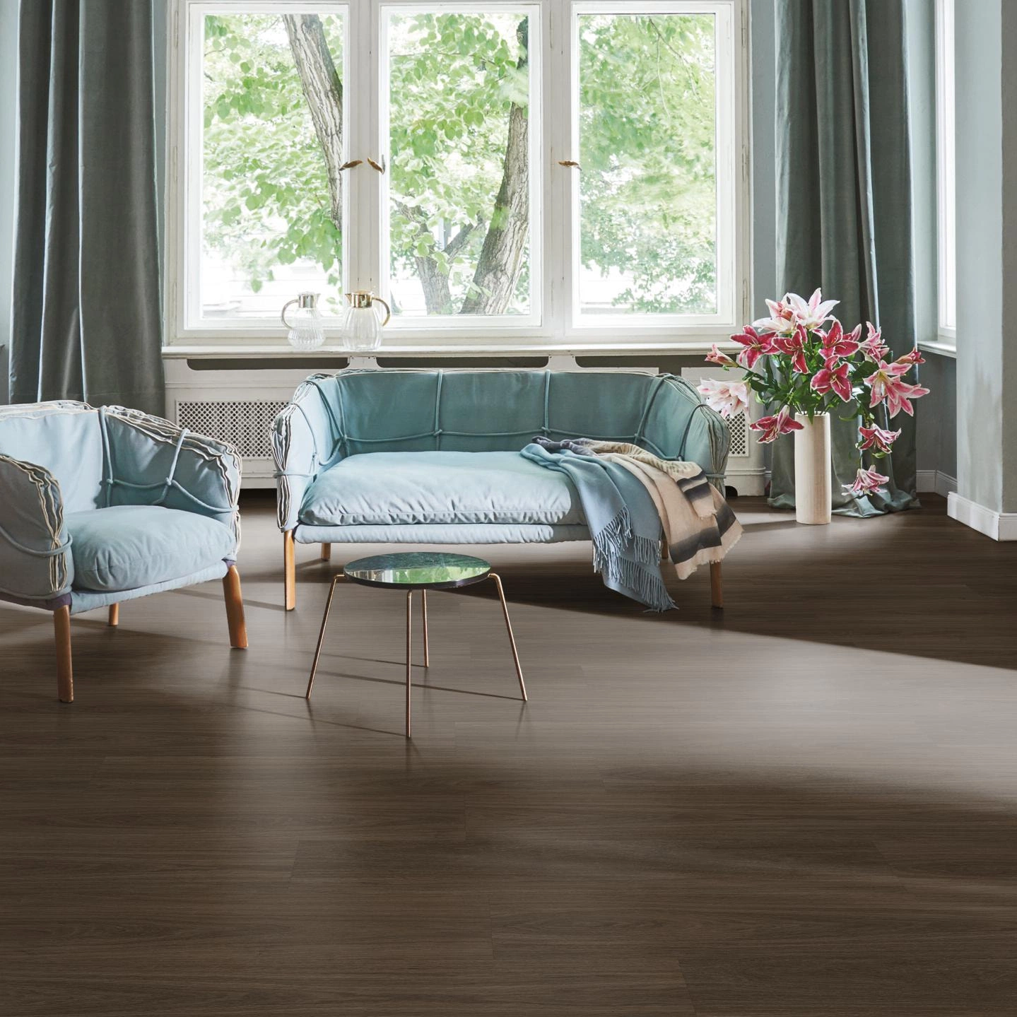 Milieubild Wohnzimmer in Stadtwohnung - Parador Klebe-Vinyl Classic 2025 Eiche Oxford dunkelbraun Milieubild Wohnzimmer in Stadtwohnung - Parador 1748868