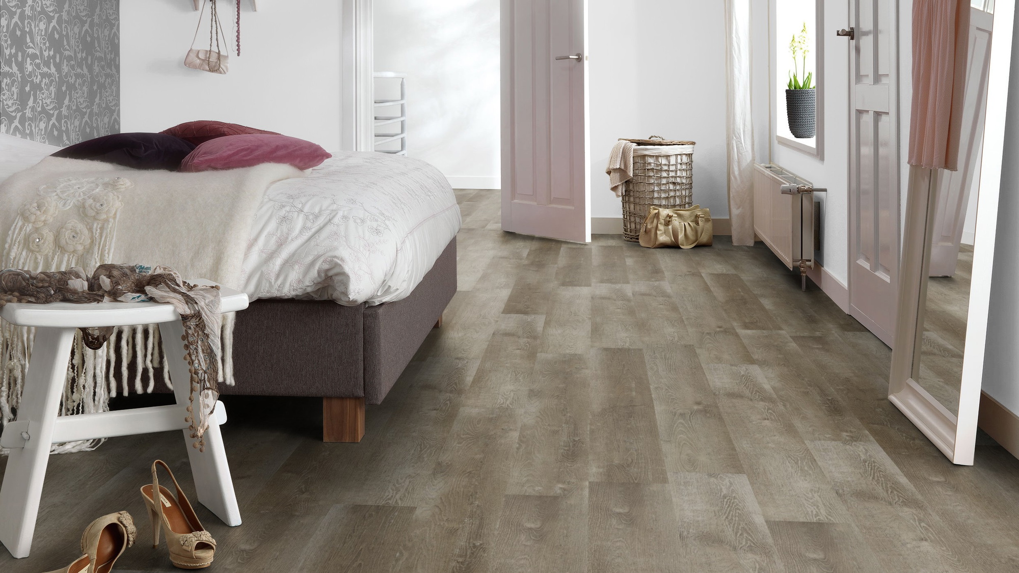 Milieubild Schlafzimmer mit Hocker - Forbo Flooring Klebe-Vinyl Enduro Dryback Wood Natural Grey Oak Milieubild Schlafzimmer mit Hocker - Forbo Flooring 217632