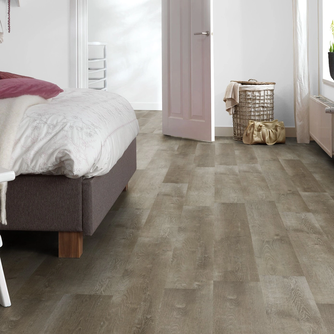 Milieubild Schlafzimmer mit Hocker - Forbo Flooring Klebe-Vinyl Enduro Dryback Wood Natural Grey Oak Milieubild Schlafzimmer mit Hocker - Forbo Flooring 217632