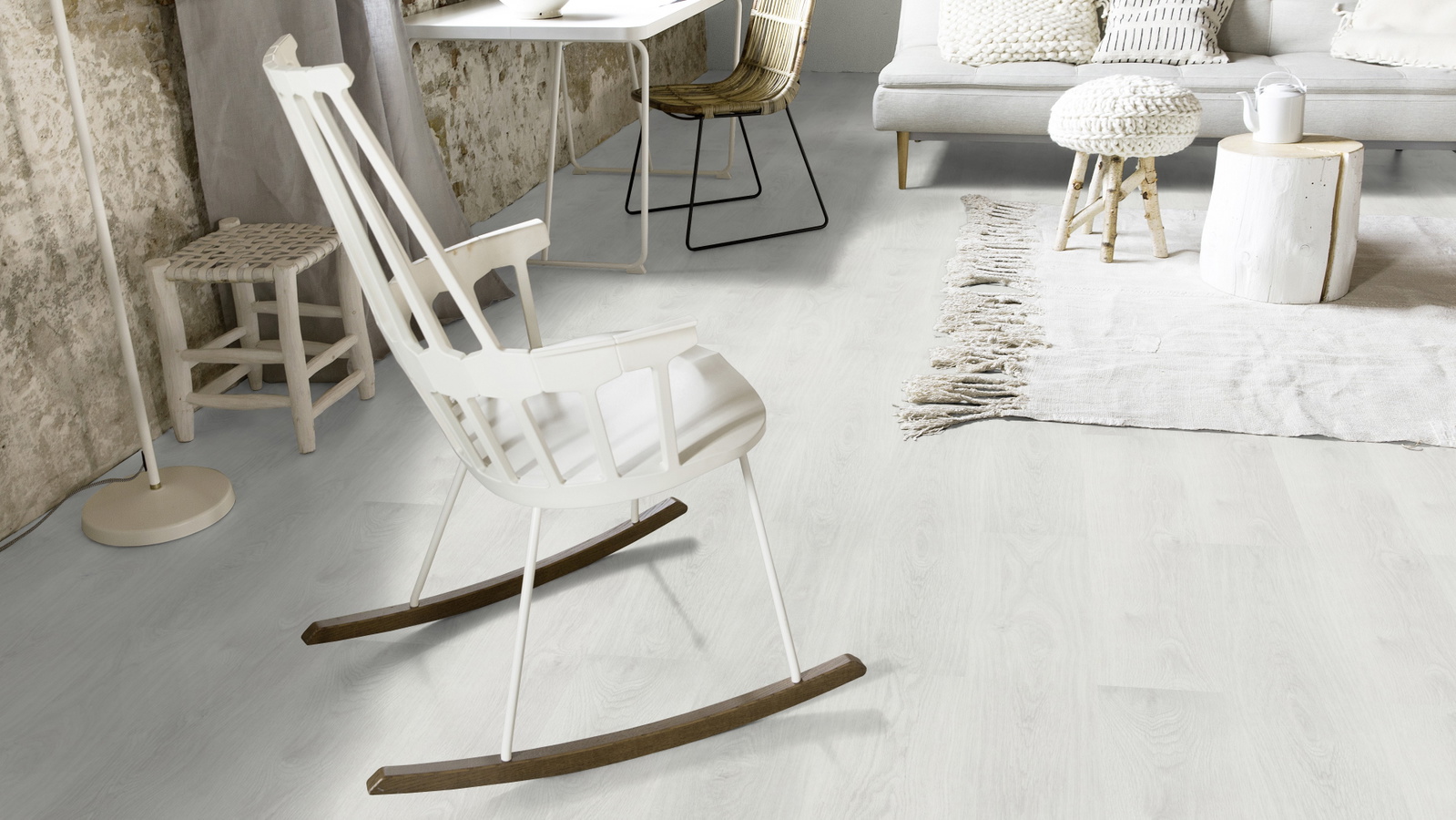 Milieubild Wohnzimmer mit Schaukelstuhl im skandinavischen Stil - Forbo Flooring 217621