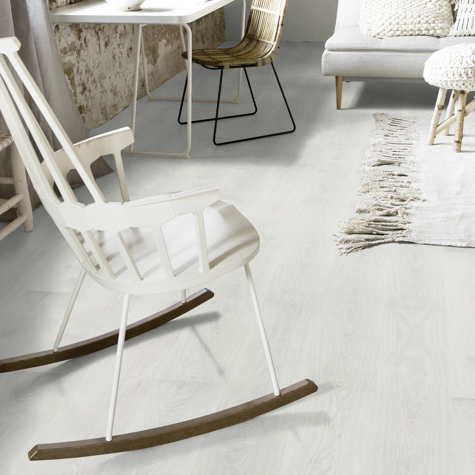 Milieubild Wohnzimmer mit Schaukelstuhl im skandinavischen Stil - Forbo Flooring Klebe-Vinyl Enduro Dryback Wood White Oak Milieubild Wohnzimmer mit Schaukelstuhl im skandinavischen Stil - Forbo Flooring 217621