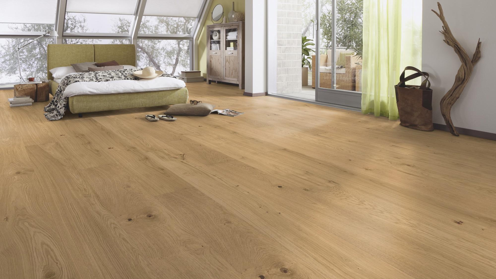 Milieubild Schlafzimmer im modernen Dachgeschoss - MEISTER Furnierboden HD 100 Natureflex Eiche lebhaft creme Milieubild Schlafzimmer im modernen Dachgeschoss - MEISTER 500139-2200210-20015