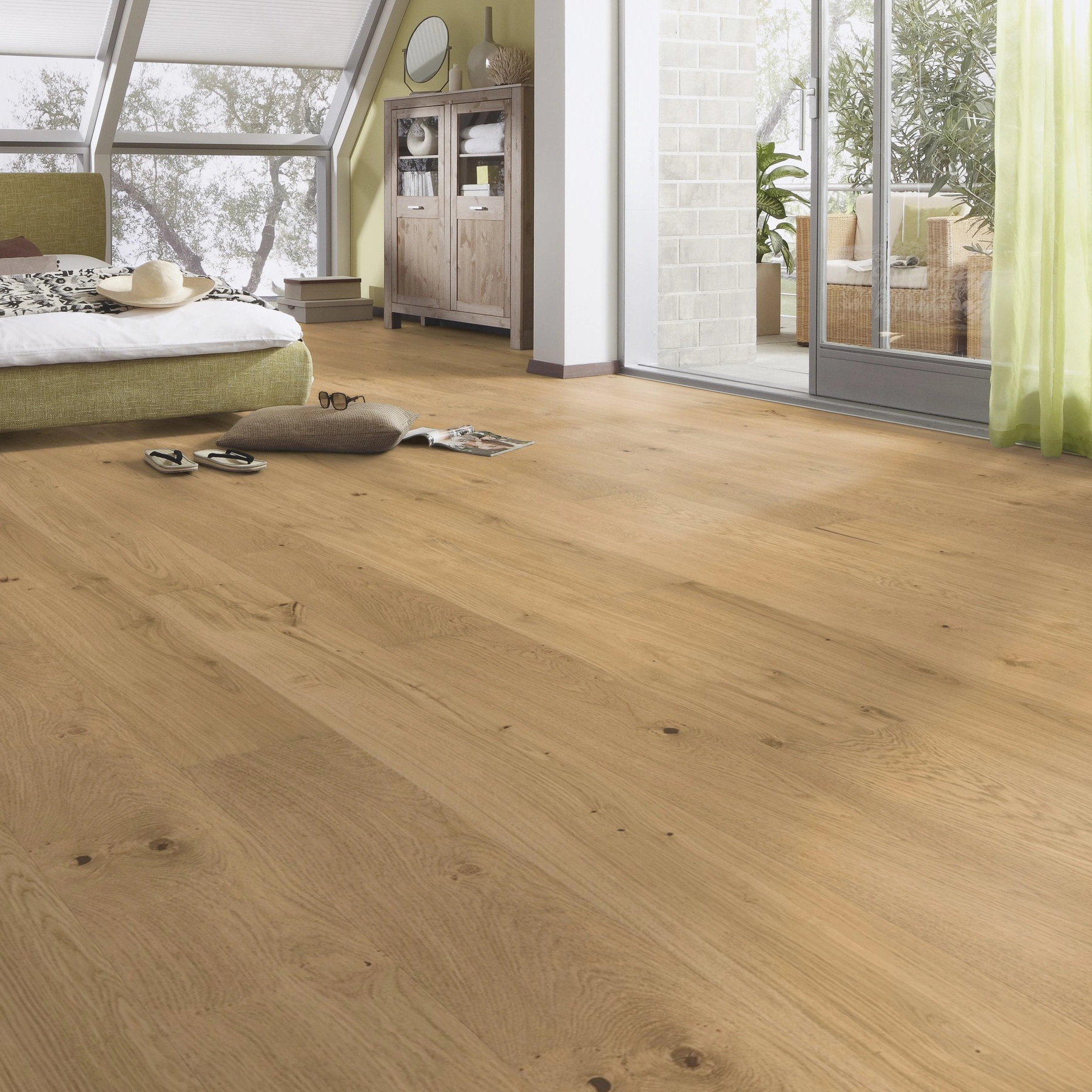 Milieubild Schlafzimmer im modernen Dachgeschoss - MEISTER Furnierboden HD 100 Natureflex Eiche lebhaft creme Milieubild Schlafzimmer im modernen Dachgeschoss - MEISTER 500139-2200210-20015