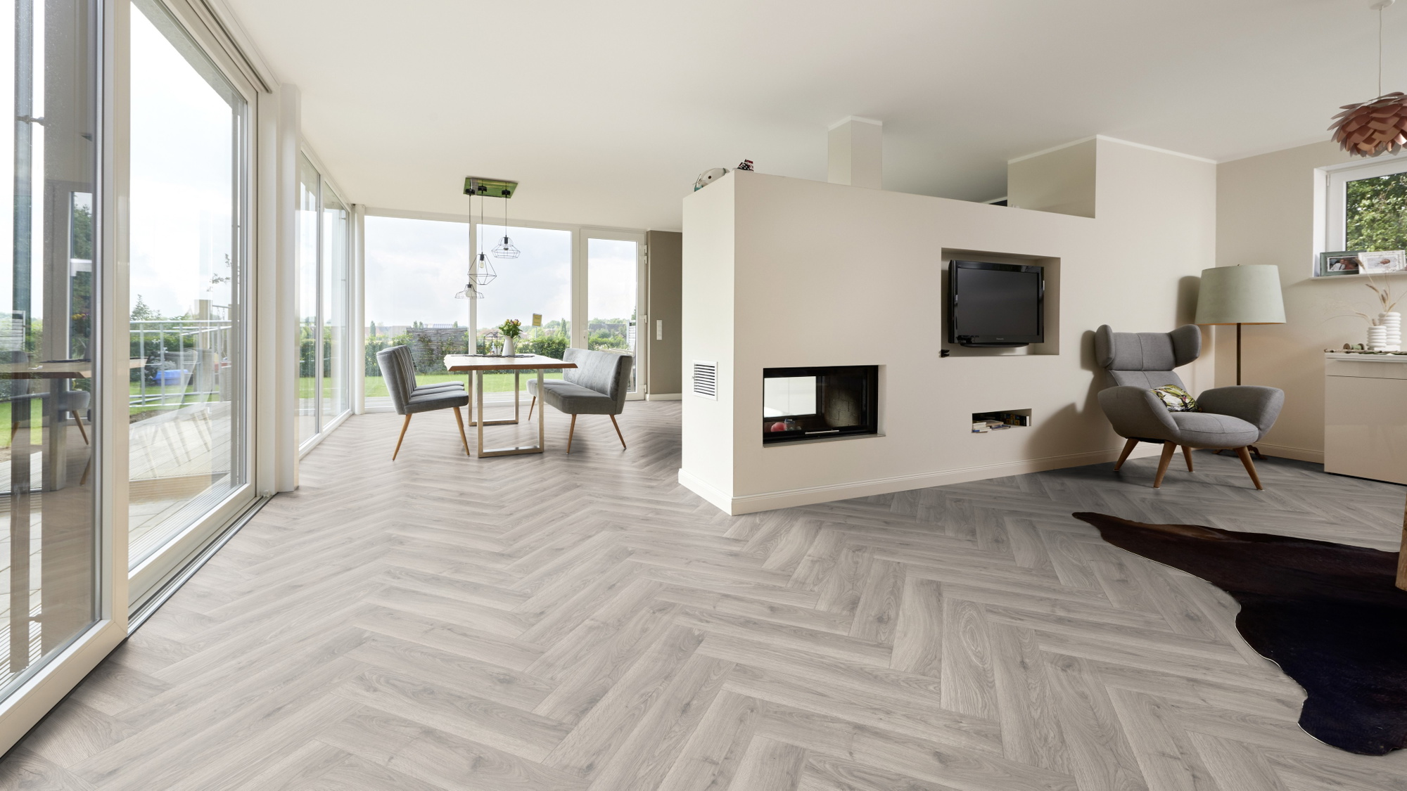 Milieubild Wohnzimmer mit Essbereich und Kamin - ter Hürne Laminat Herringbone Edition Eiche Atelier Milieubild Wohnzimmer mit Essbereich und Kamin - ter Hürne 1101021850