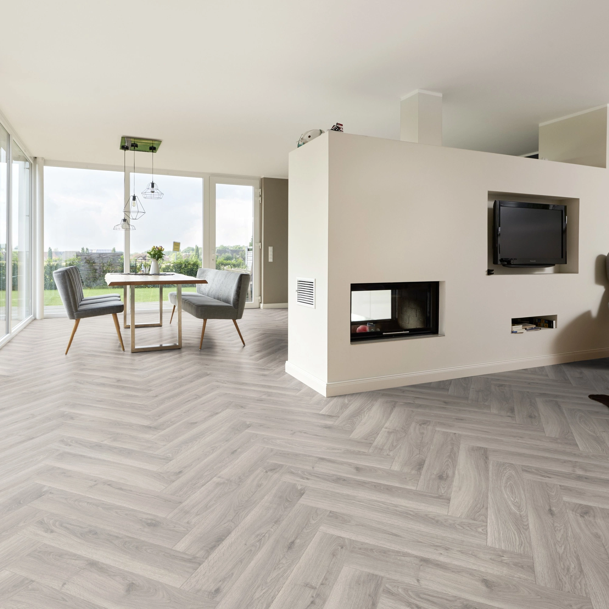 Milieubild Wohnzimmer mit Essbereich und Kamin - ter Hürne Laminat Herringbone Edition Eiche Atelier Milieubild Wohnzimmer mit Essbereich und Kamin - ter Hürne 1101021850