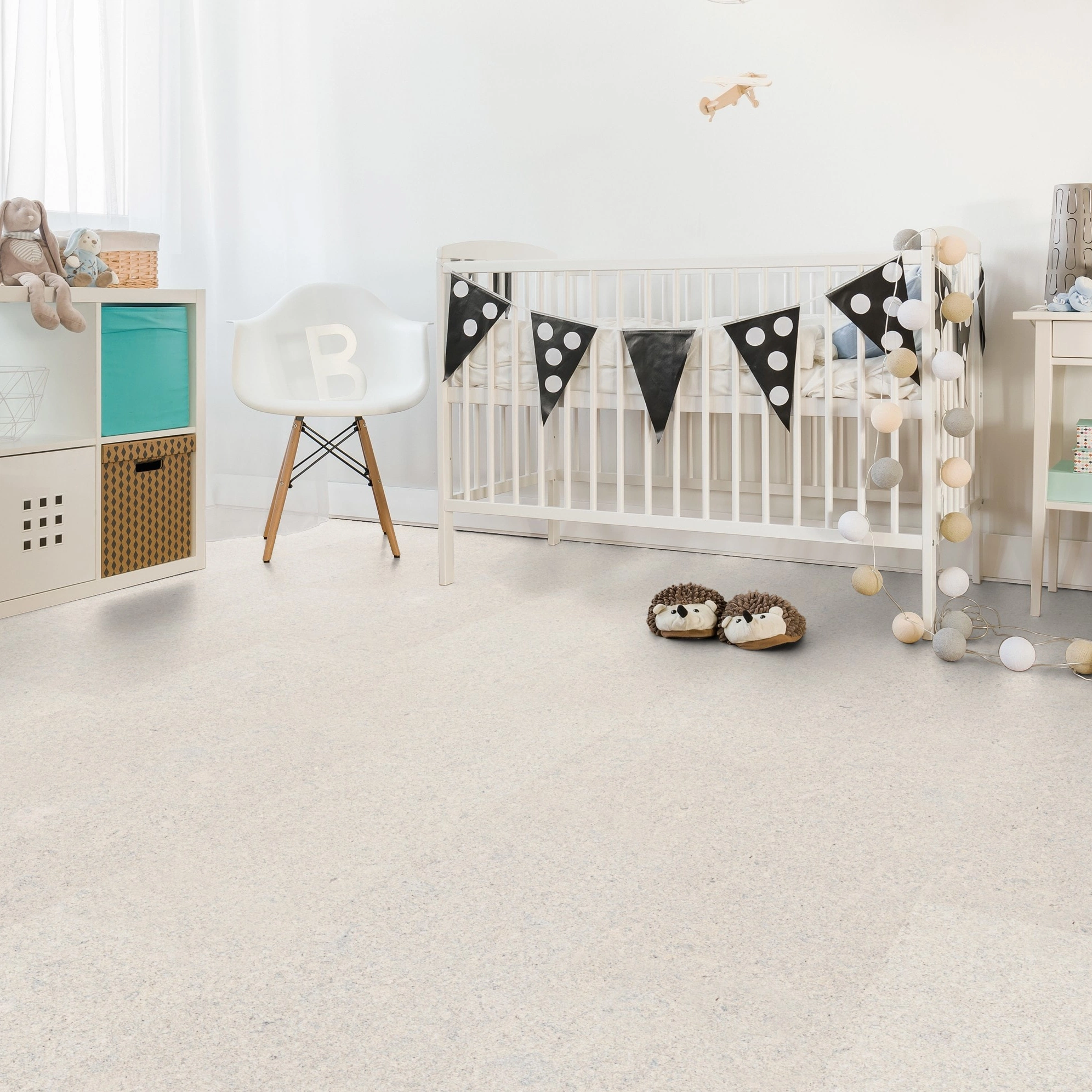 Milieubild Kinderzimmer mit weißer Krippe - Wicanders Wise HDF Klick-Korkboden cork Go Dream Milieubild Kinderzimmer mit weißer Krippe - Wicanders Wise 80001642