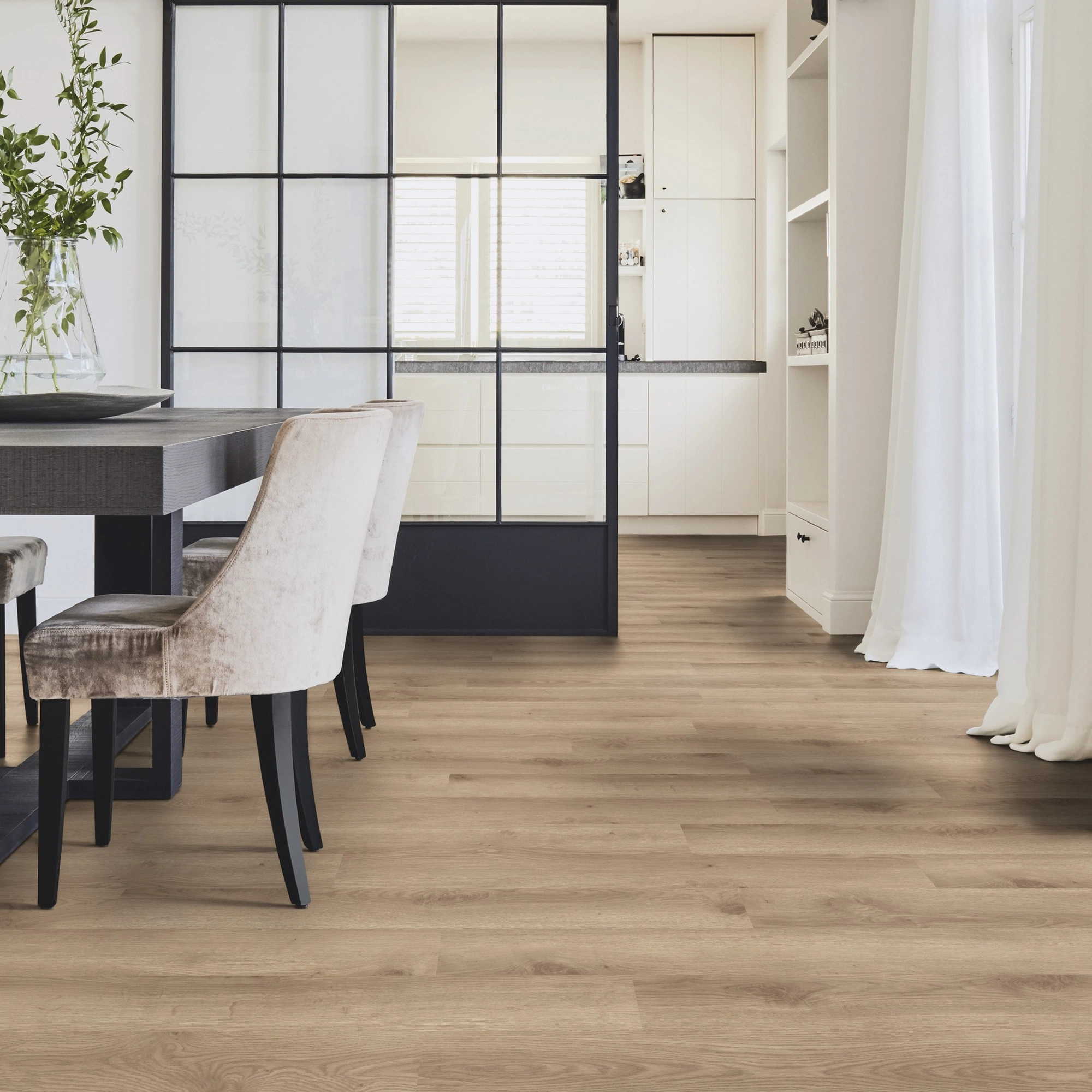 Milieubild Modernes Esszimmer mit Glas-Schiebetür - Tarkett Klebe-Vinyl iD Inspiration 30 CLASSICS Contemporary Oak Natural Milieubild Modernes Esszimmer mit Glas-Schiebetür - Tarkett 24524019