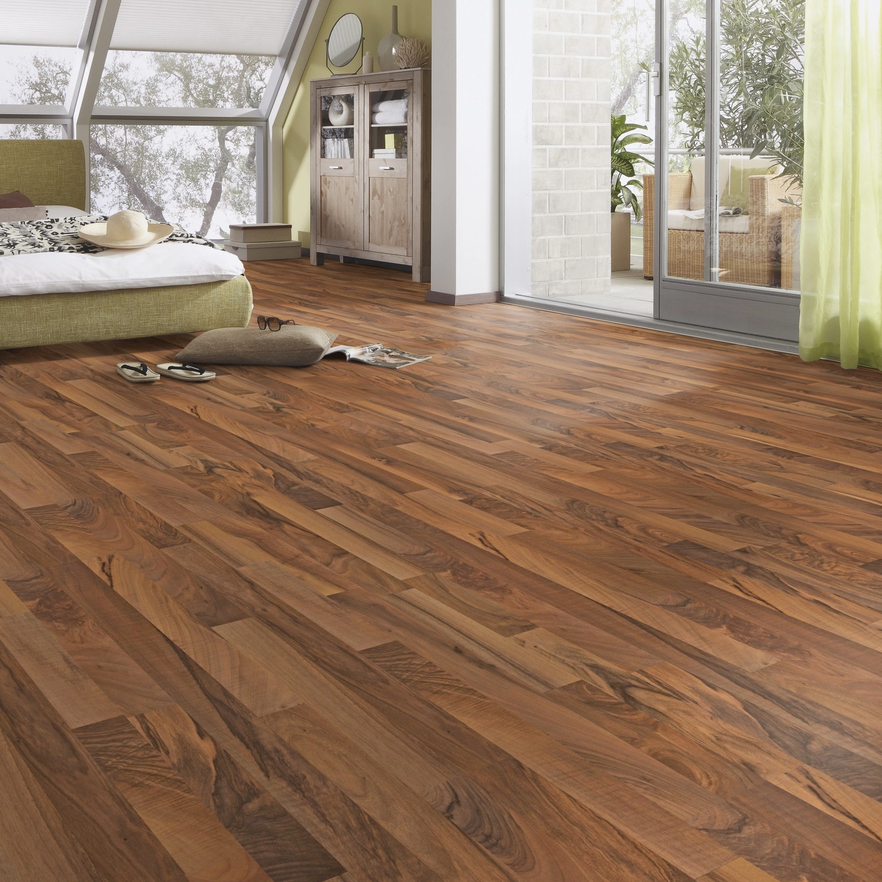 Milieubild Schlafzimmer im modernen Dachgeschoss - MEISTER Laminat LC 55 Nussbaum Milieubild Schlafzimmer im modernen Dachgeschoss - MEISTER 600012-1288198-00211